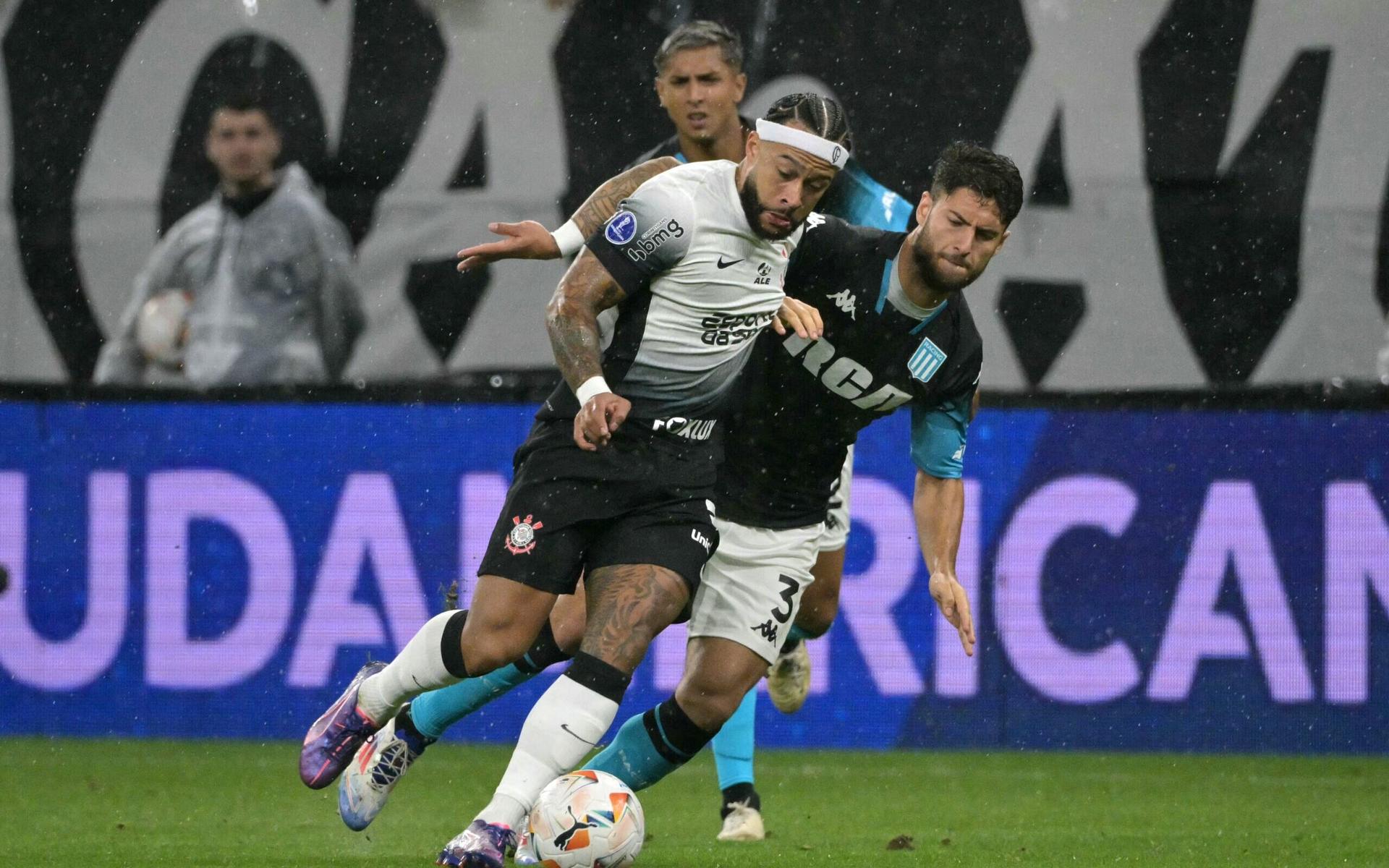 Memphis durante partida entre Corinthians e Racing (Photo by NELSON ALMEIDA / AFP)