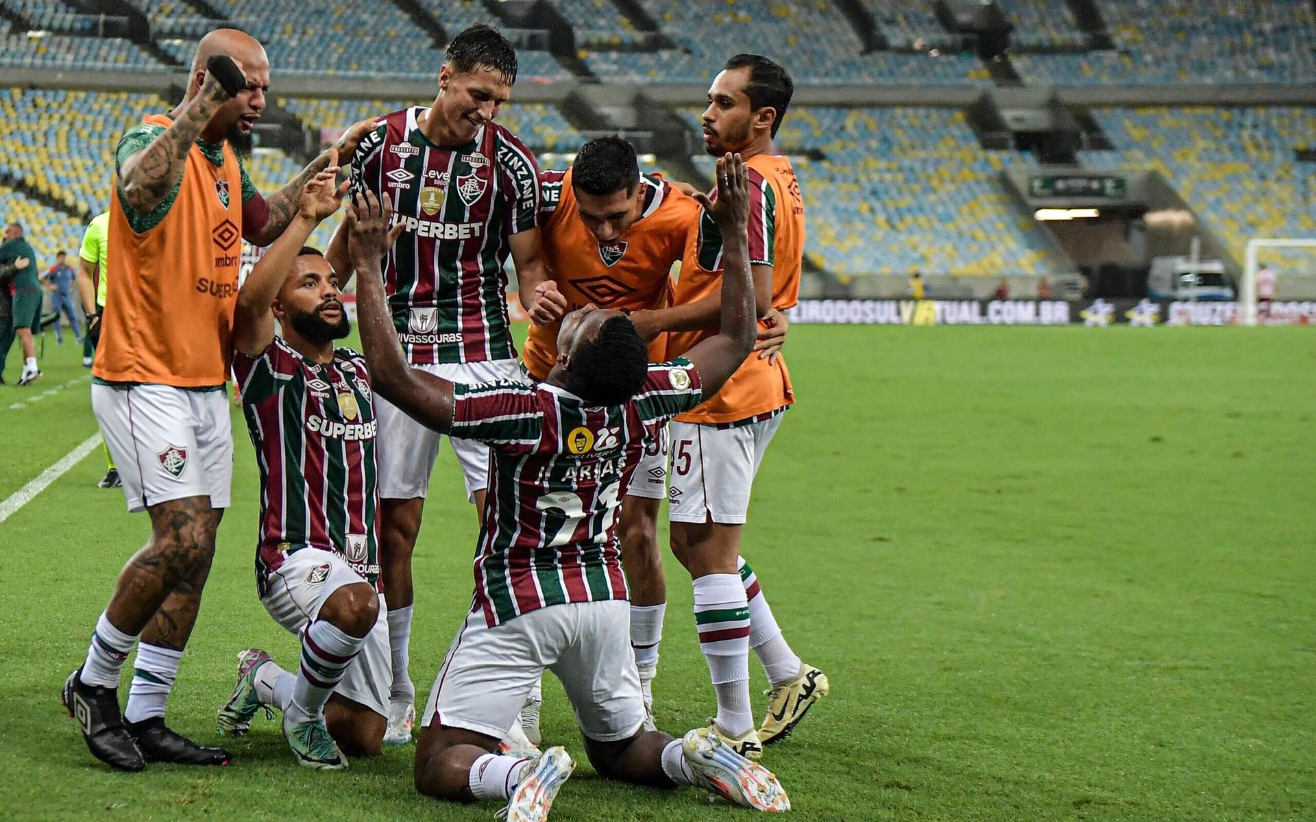 Arias comemora gol com jogadores do Fluminense contra o Cruzeiro (Foto: Thiago Ribeiro/AGIF)