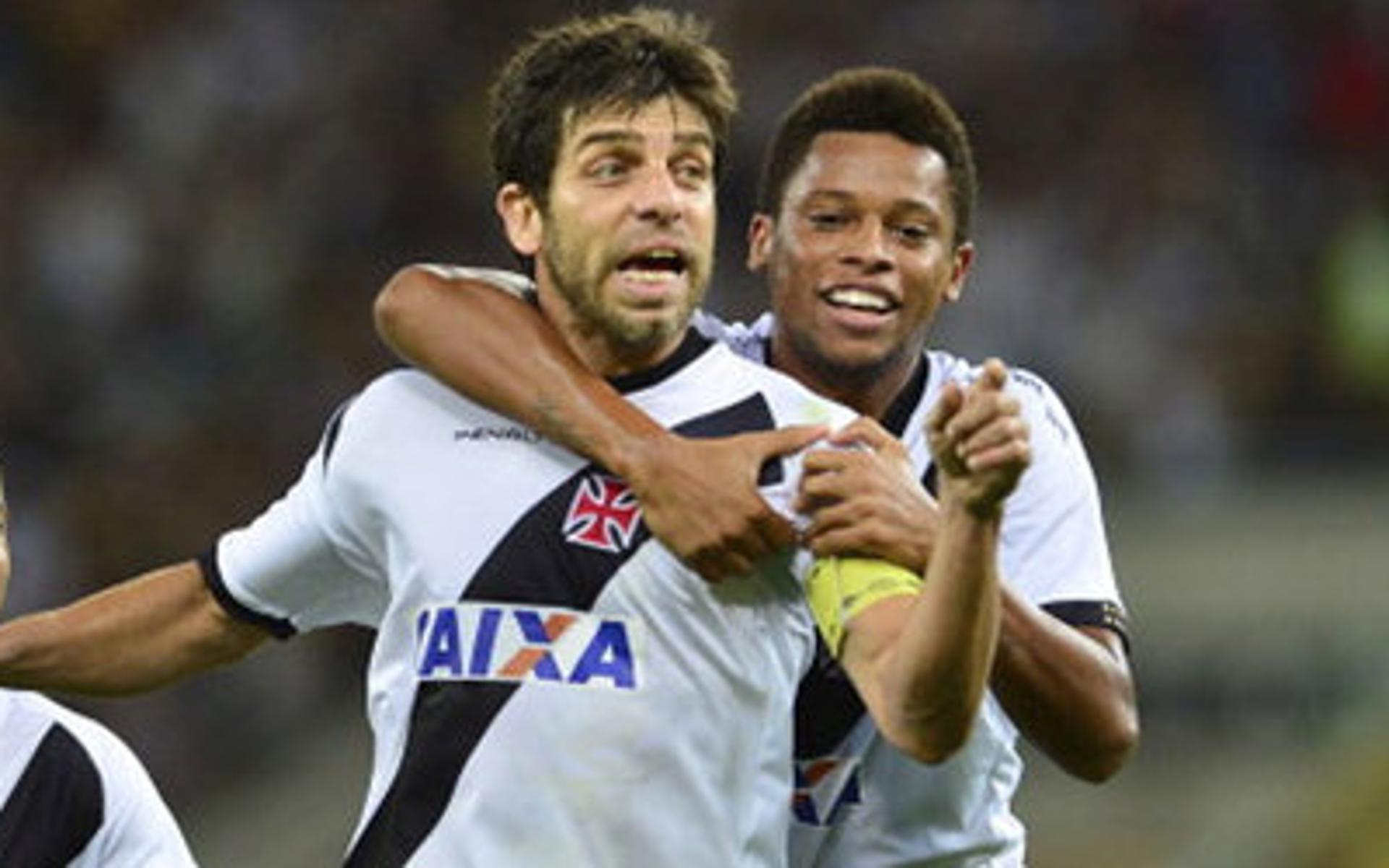 Juninho Pernambucano e André em ação pelo Vasco em 2013 (Foto: NETVASCO)