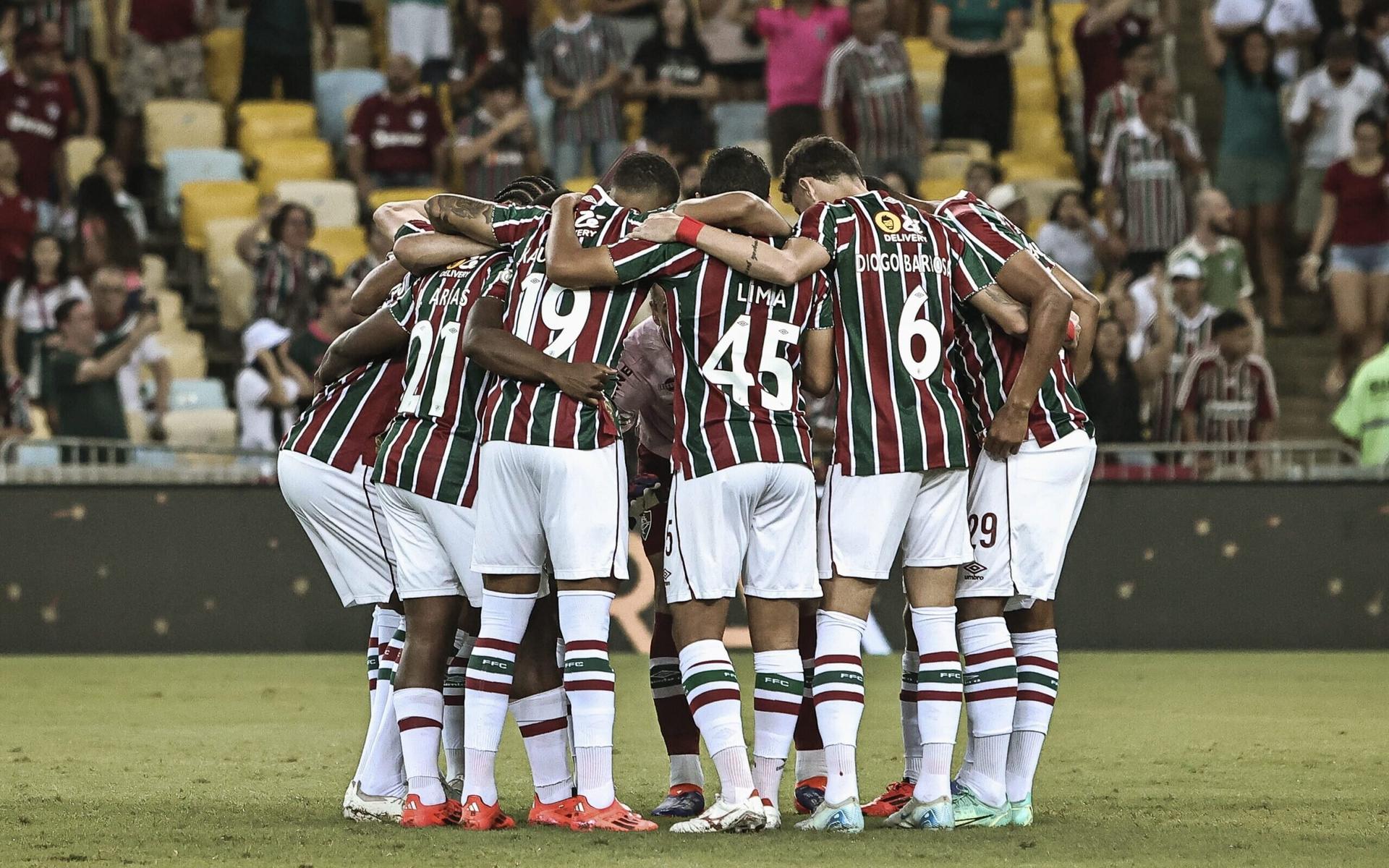 Elenco-do-Fluminense-reunido-no-Maracana-antes-do-jogo-contra-o-Gremio-scaled-aspect-ratio-512-320