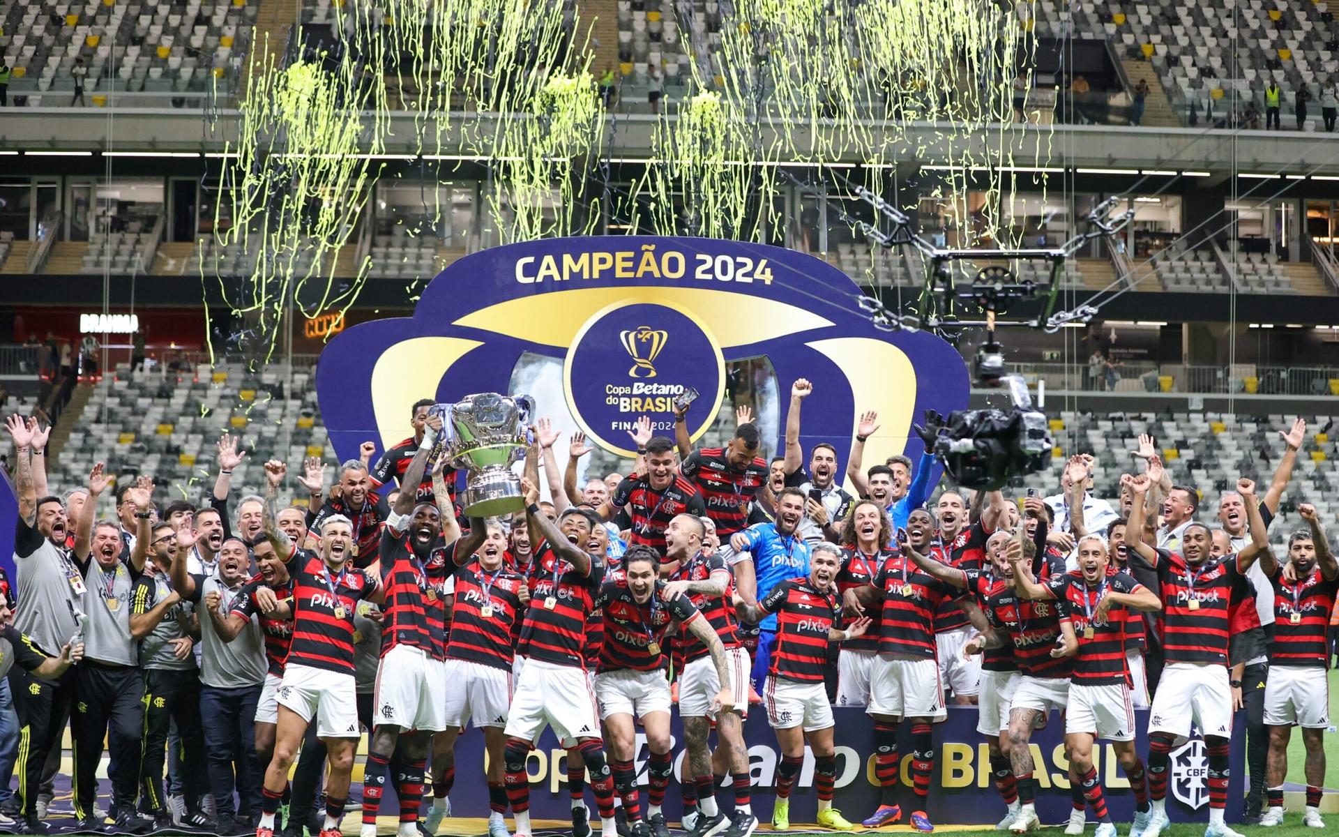 Gabigol-e-dirigentes-do-Flamengo-em-lados-opostos-na-comemoracao-do-titulo-da-Copa-do-Brasil-scaled-aspect-ratio-512-320