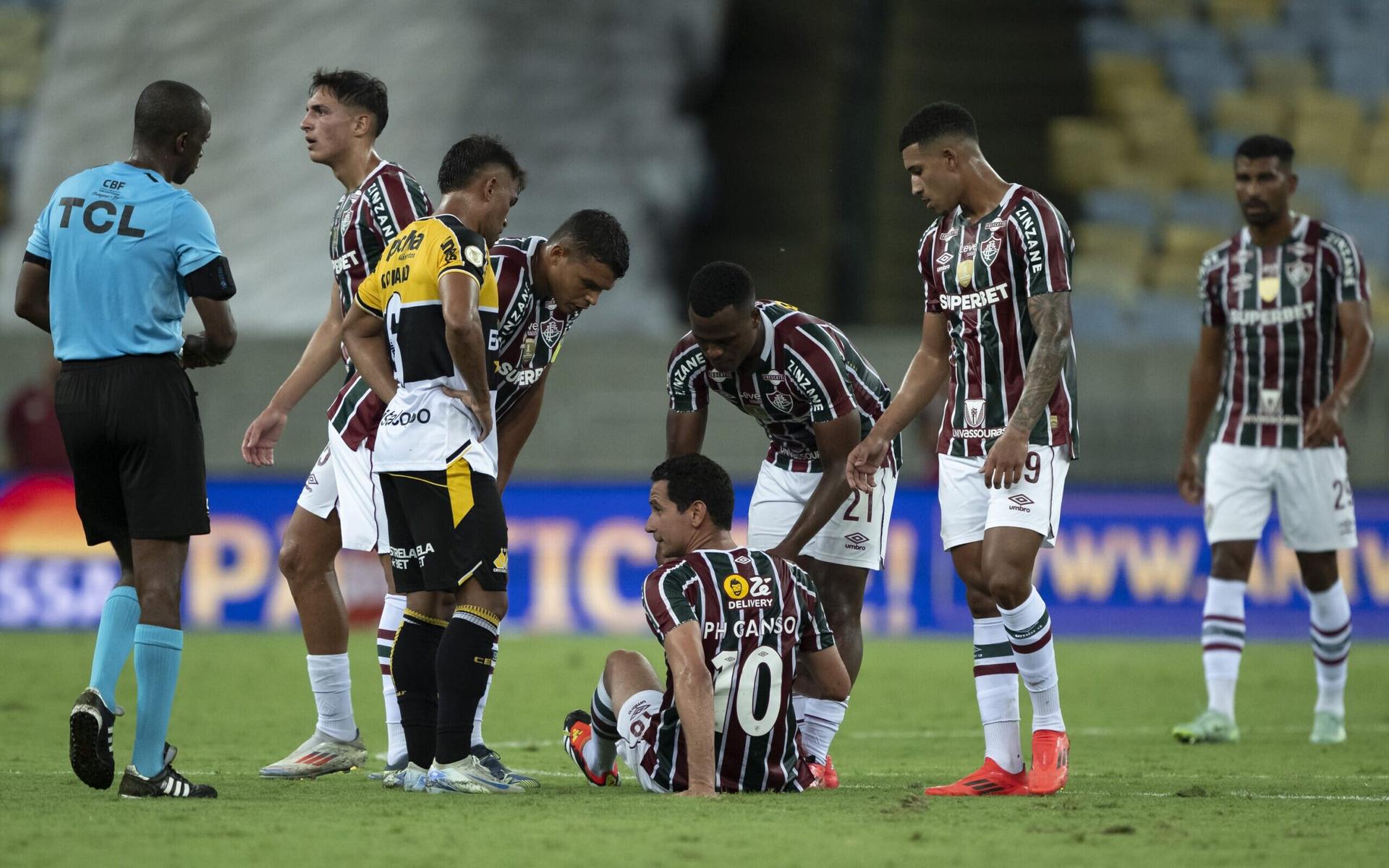 Ganso-caido-no-gramado-do-Maracana-apos-sentir-a-lombar-em-Fluminense-x-Criciuma-scaled-aspect-ratio-512-320