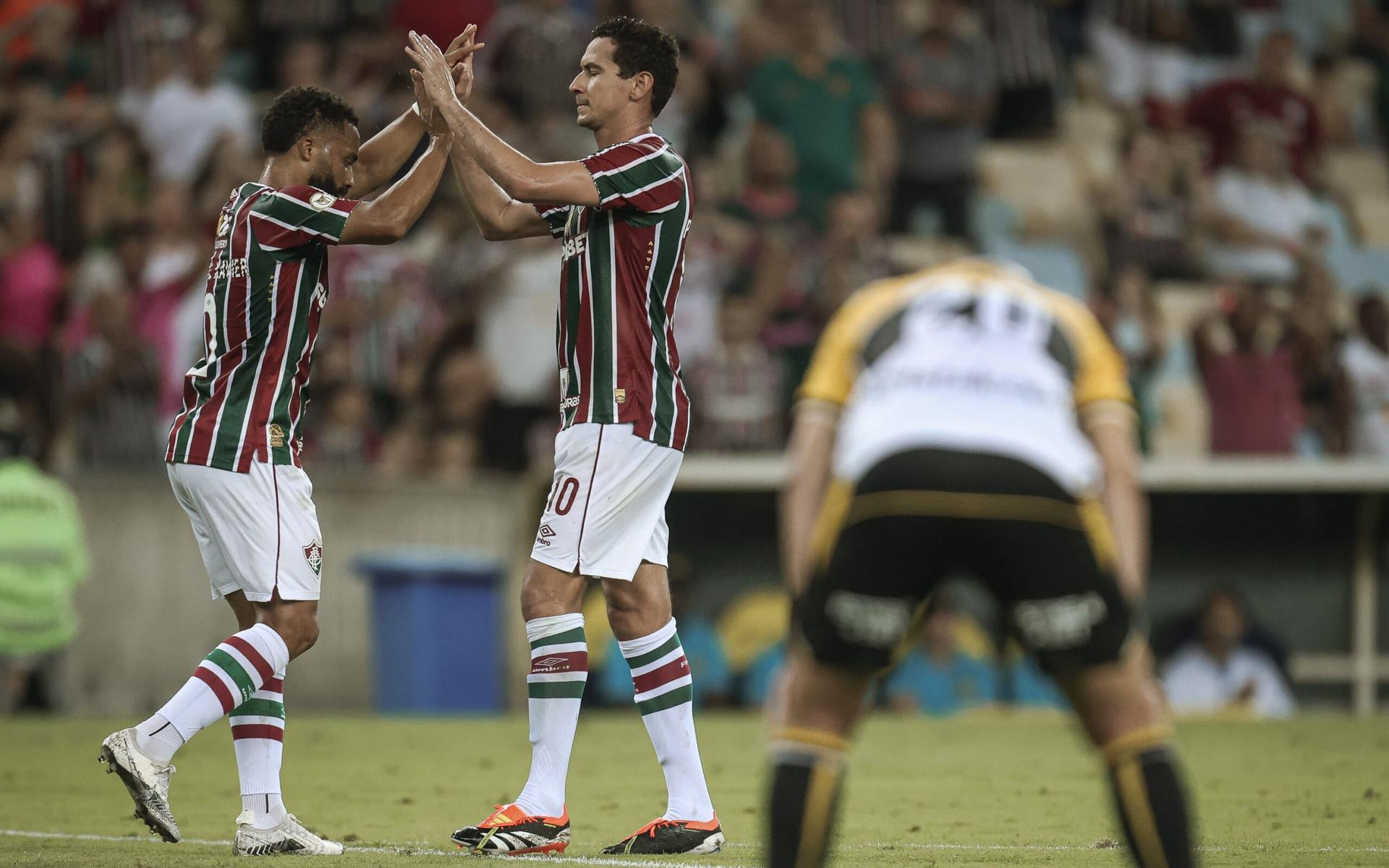 Ganso-cumprimenta-Samuel-Xavier-durante-Fluminense-x-Criciuma-scaled-aspect-ratio-512-320