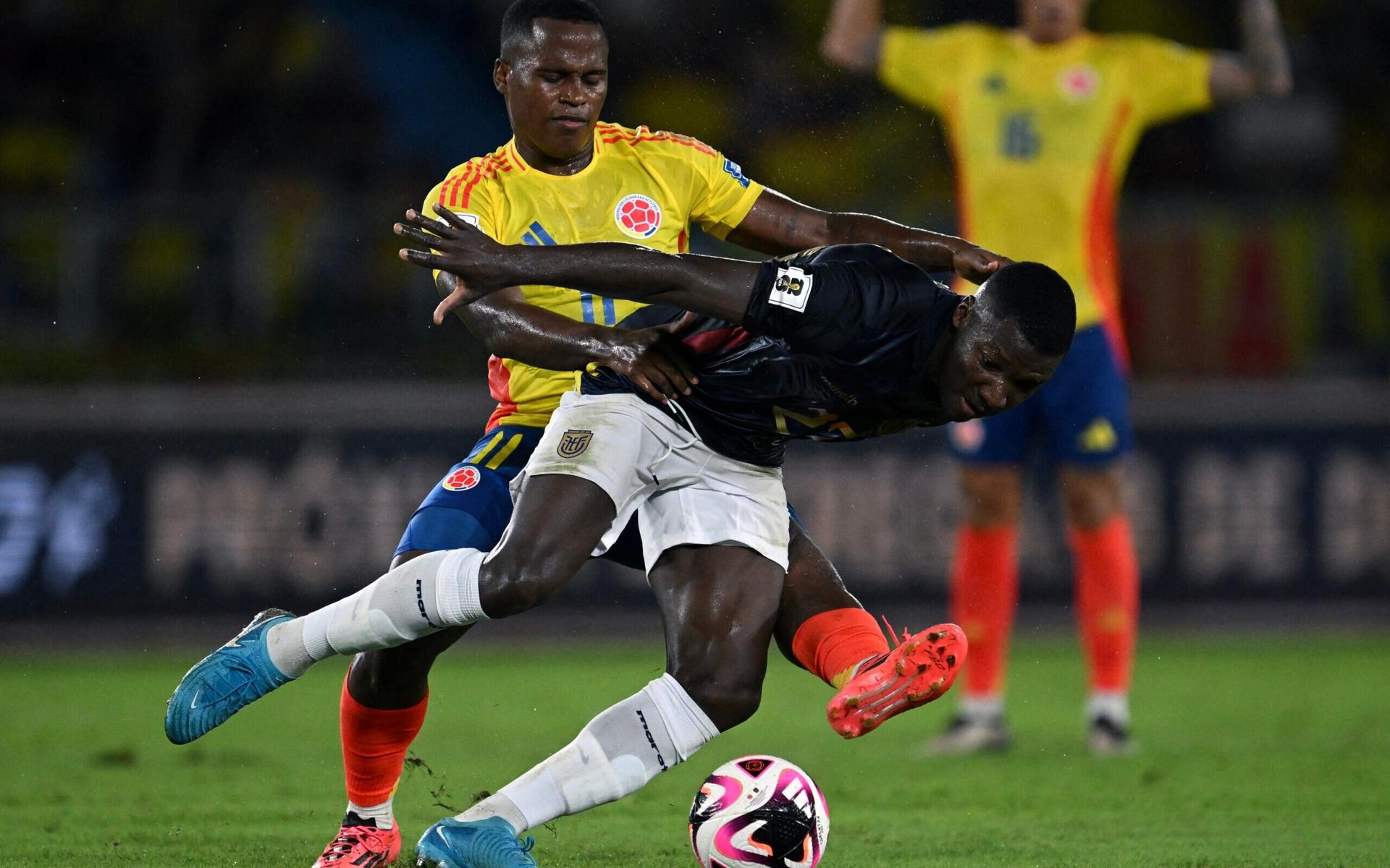 Jhon-Arias-disputa-bola-com-Caicedo-no-jogo-entre-Colombia-e-Equador-na-Data-Fifa-scaled-aspect-ratio-512-320