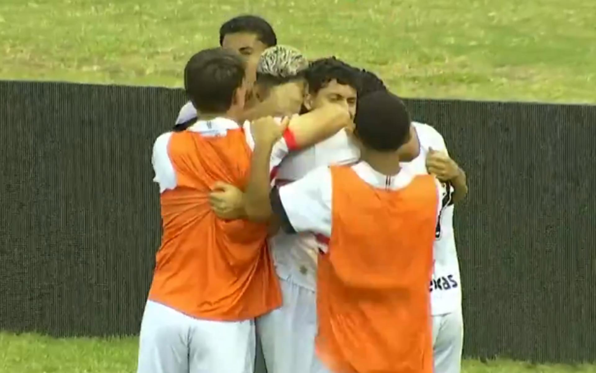 Jogadores-do-Sao-Paulo-comemorando-gol-pela-Copa-do-Brasil-Sub-20-aspect-ratio-512-320