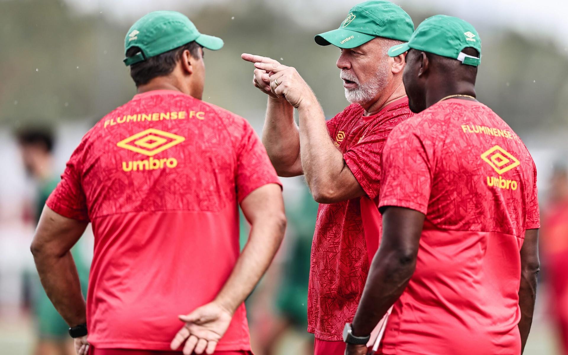 Mano-Menezes-conversa-com-membros-da-comissao-tecnica-em-treino-do-Fluminense-scaled-aspect-ratio-512-320