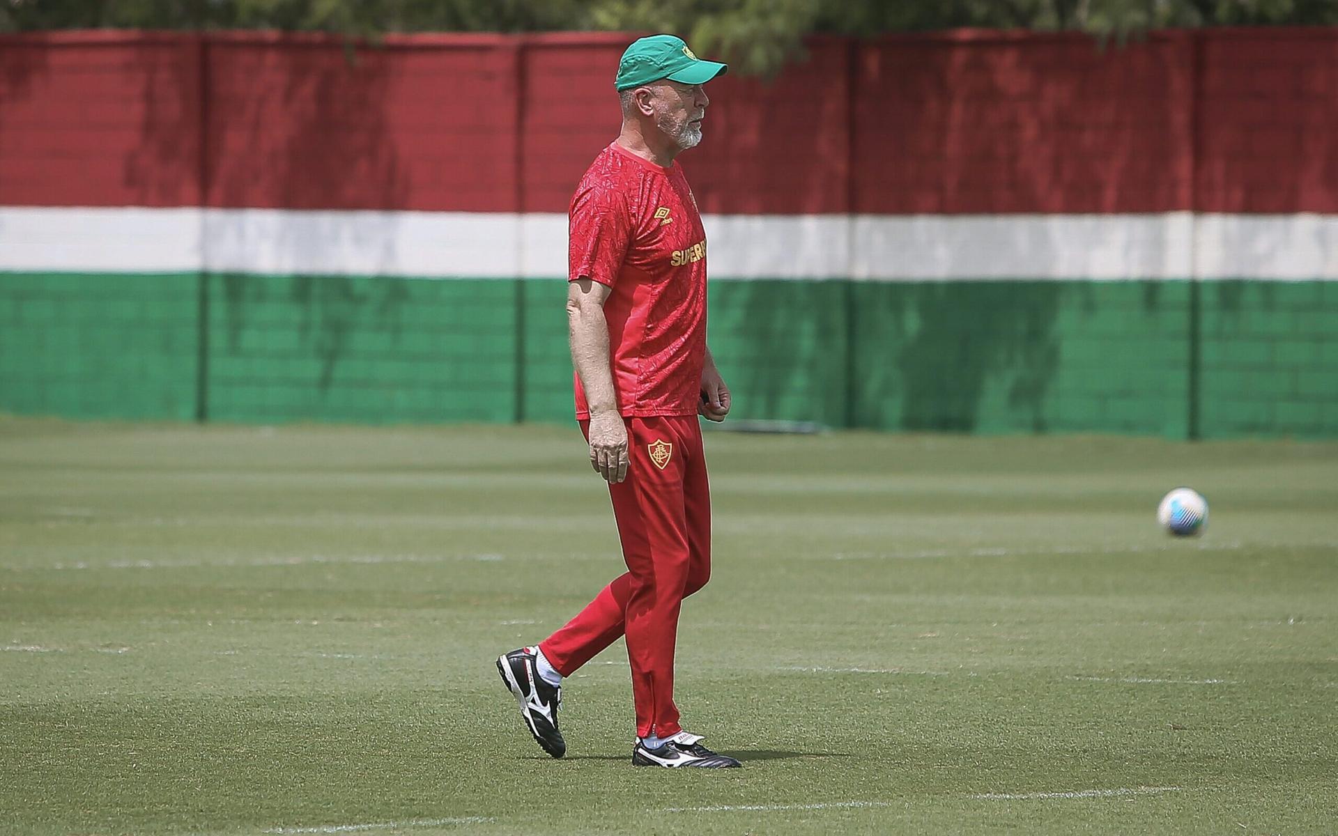 Mano-Menezes-observa-treino-do-Fluminense-antes-do-jogo-contra-Internacional-scaled-aspect-ratio-512-320