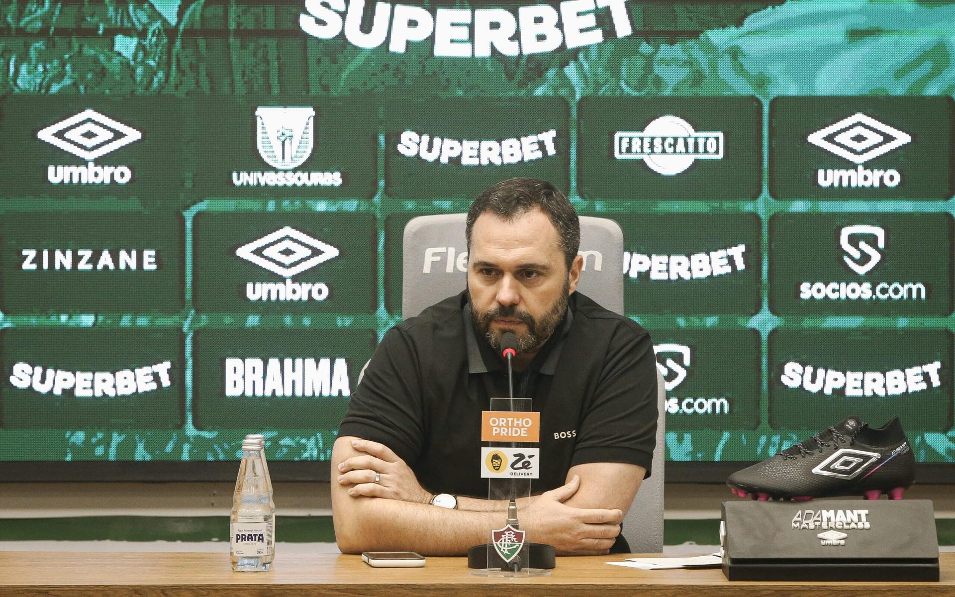 Mario-Bittencourt-durante-coletiva-concedida-no-CT-do-Fluminense-scaled-aspect-ratio-512-320