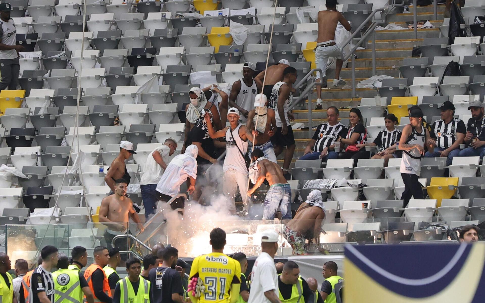 Torcedores-do-Atletico-MG-arremessaram-bombas-e-tentaram-invadir-o-gramado-da-Arena-MRV-na-final-da-Copa-do-Brasil-scaled-aspect-ratio-512-320