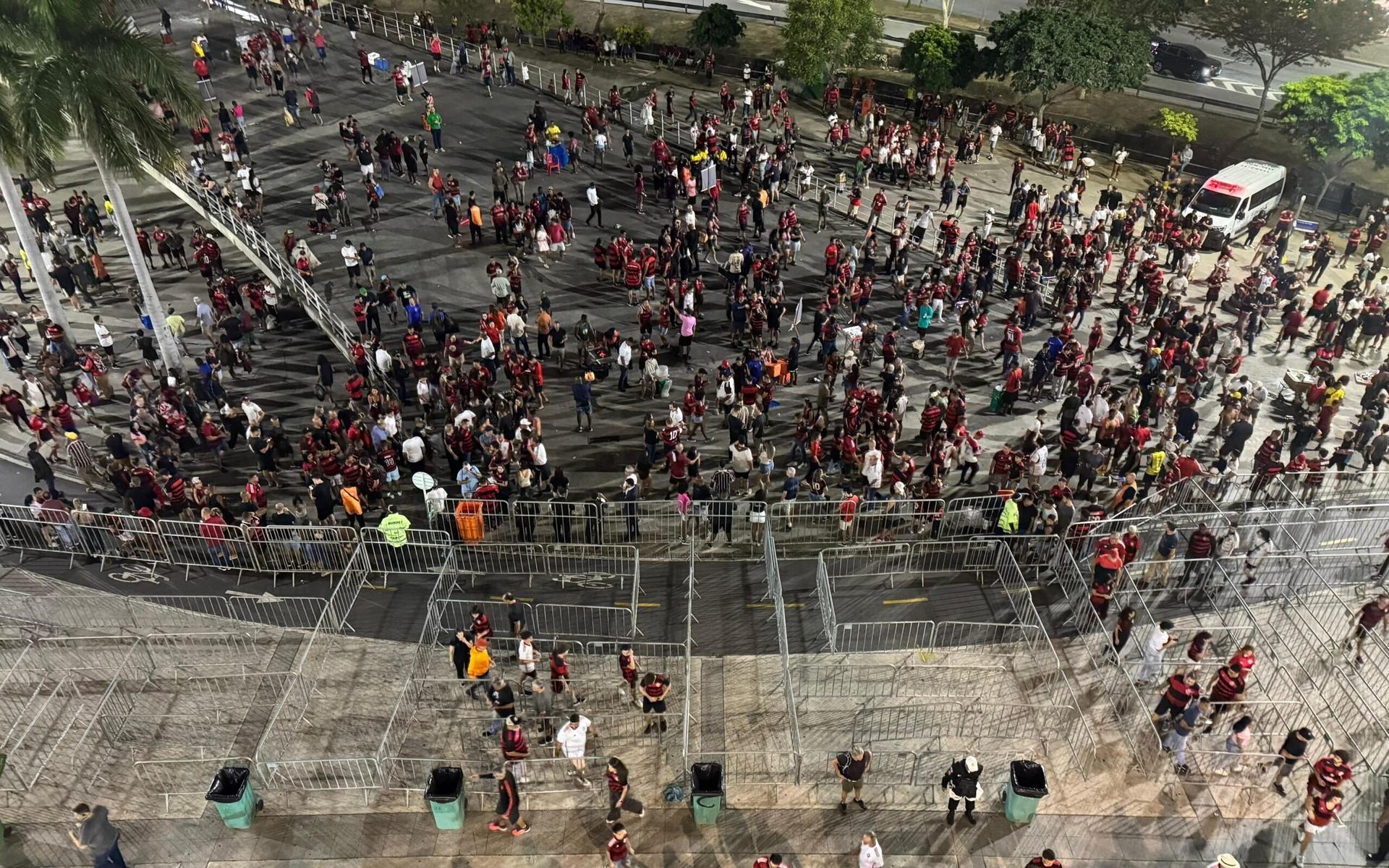 Torcedores-do-Flamengo-chegando-ao-Maracana-pela-rampa-da-Uerj-para-classico-contra-Fluminense-scaled-aspect-ratio-512-320