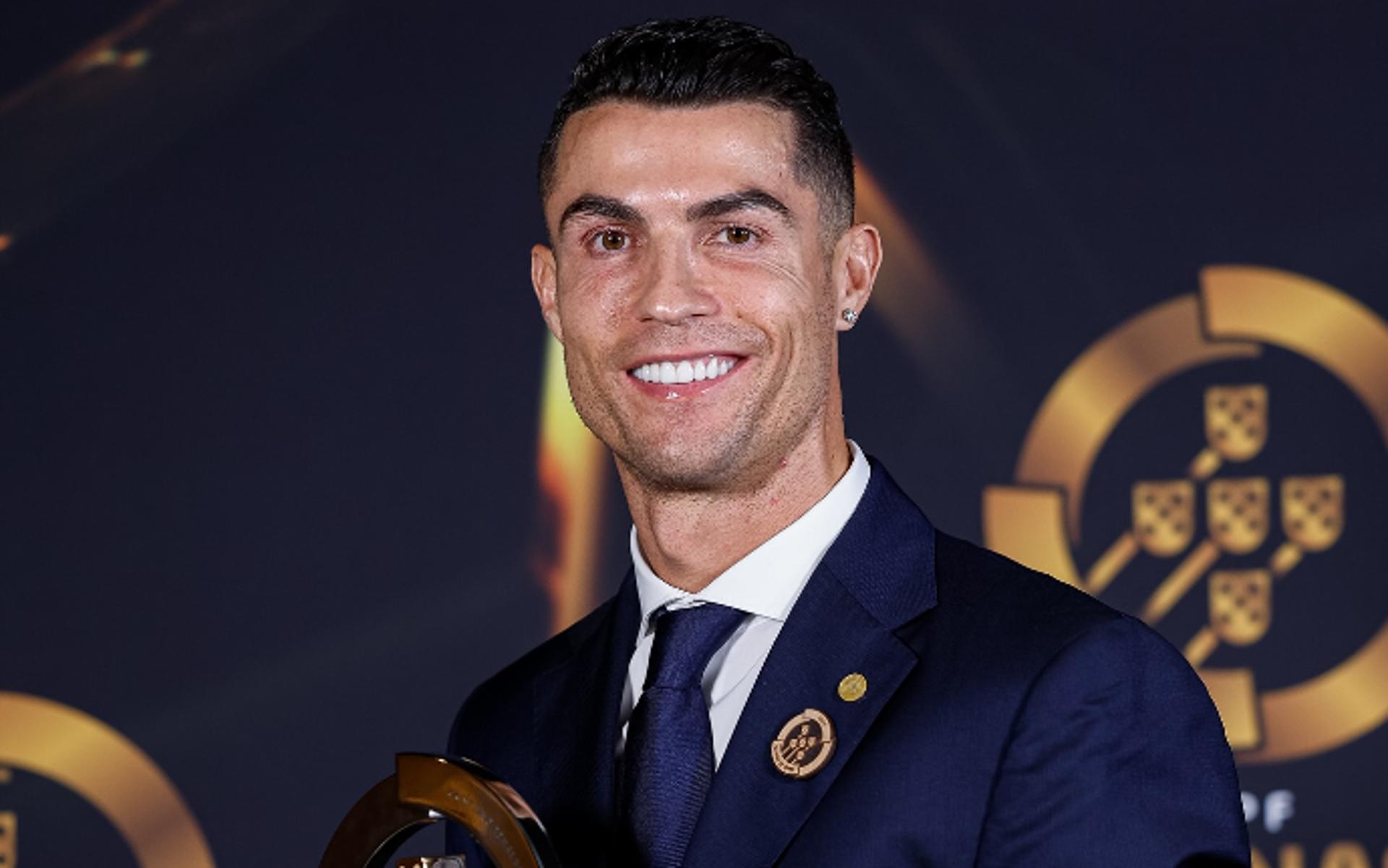 cristiano-ronaldo-premio-reclama-gol-mil-1000-aspect-ratio-512-320