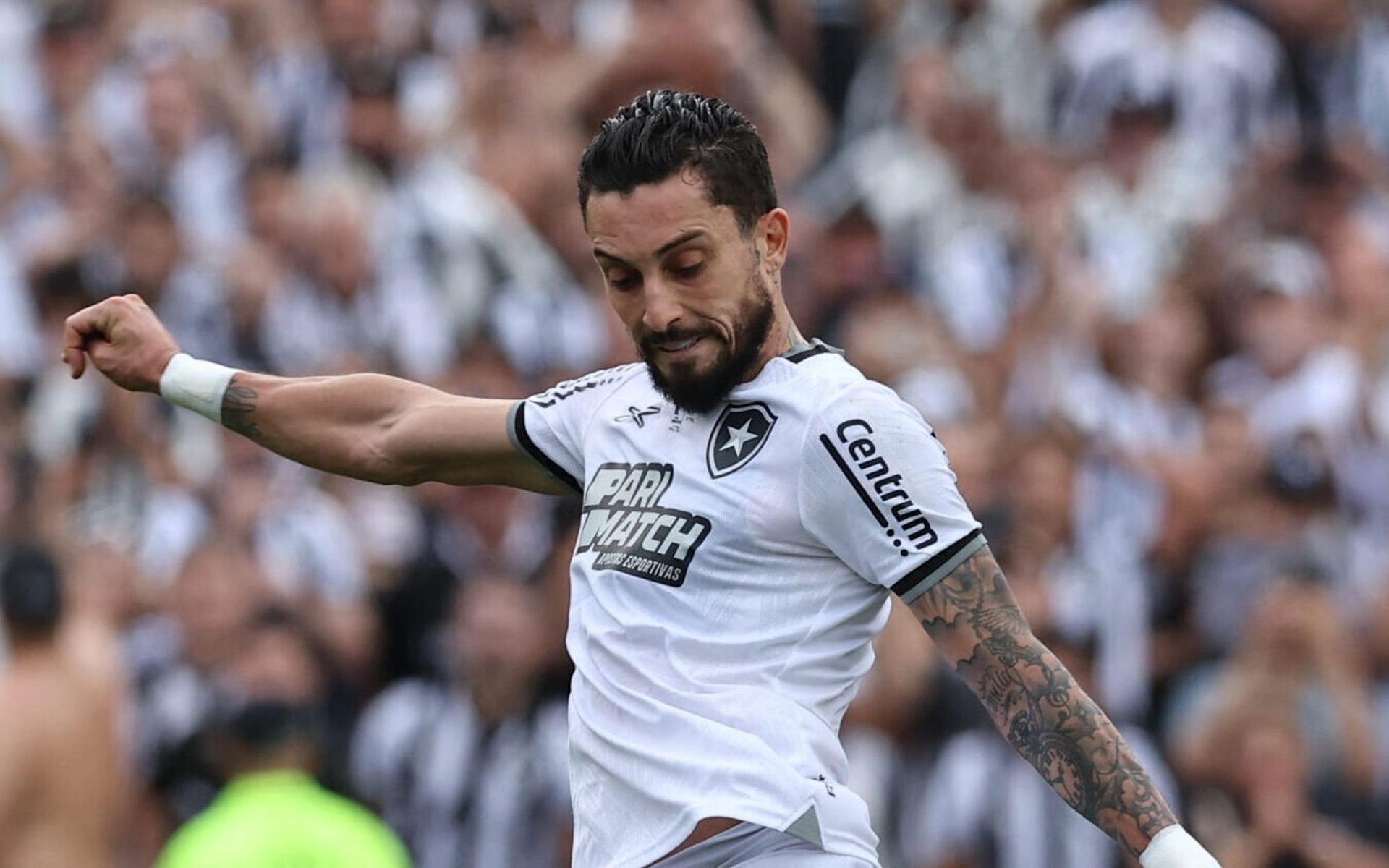 Alex-Telles-cobrando-penalti-pelo-Botafogo-na-decisao-da-Libertadores-contra-o-Atletico-MG-scaled-aspect-ratio-512-320