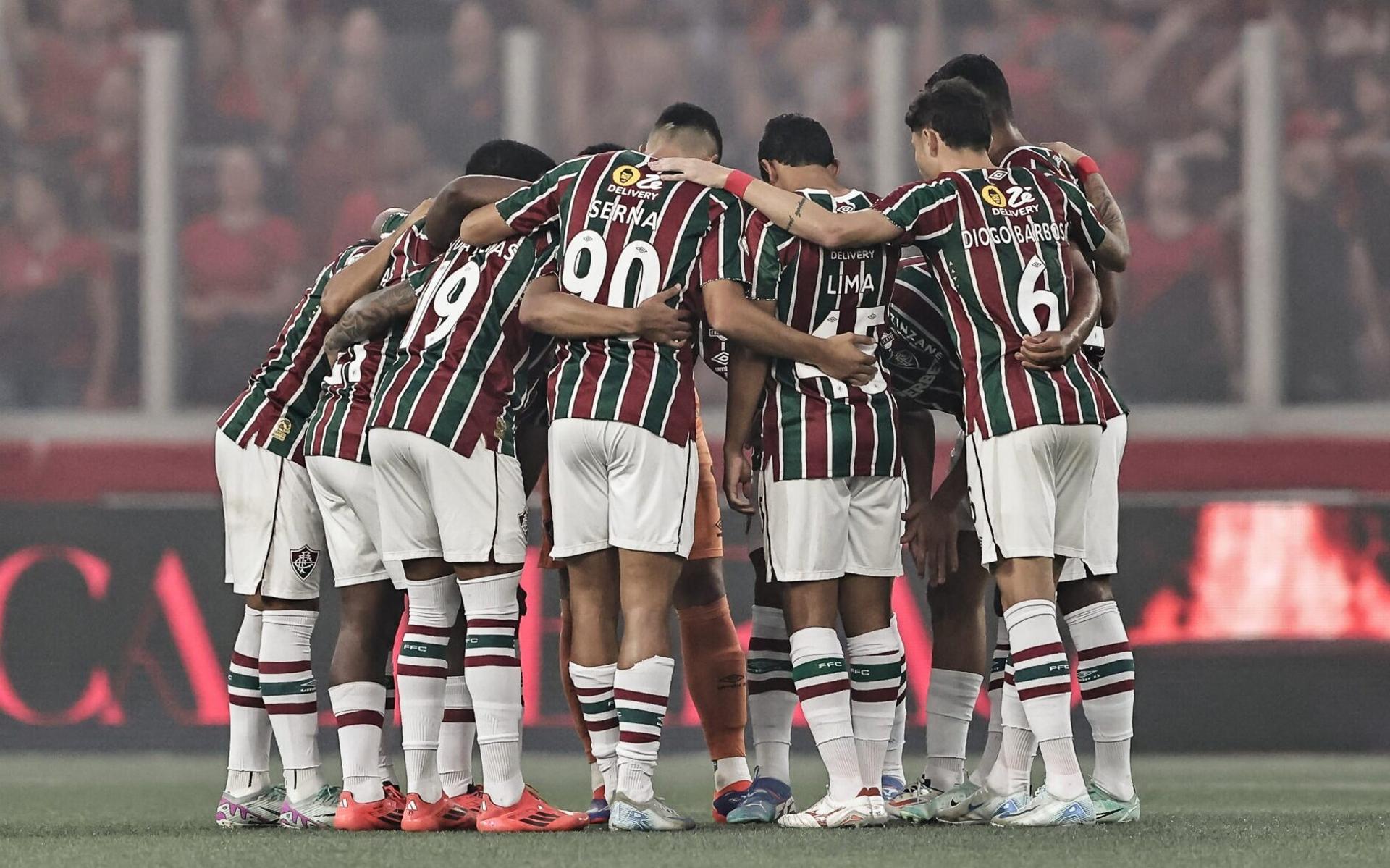 Elenco-do-Fluminense-reunido-antes-do-jogo-contra-o-Athletico-PR-na-Ligga-Arena-scaled-aspect-ratio-512-320