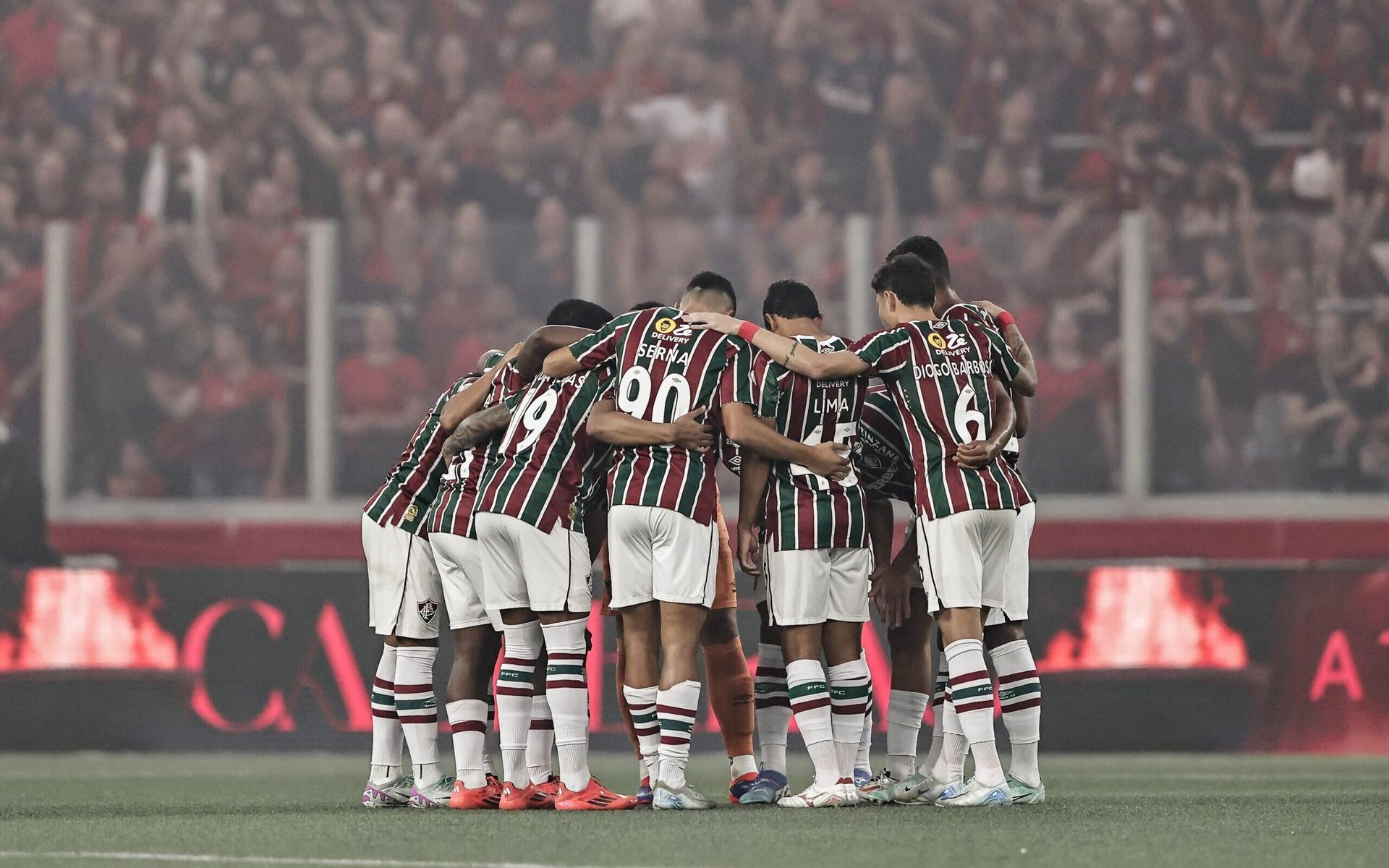 Elenco-do-Fluminense-reunido-antes-do-jogo-contra-o-Athletico-PR-na-Ligga-Arena-scaled-aspect-ratio-512-320