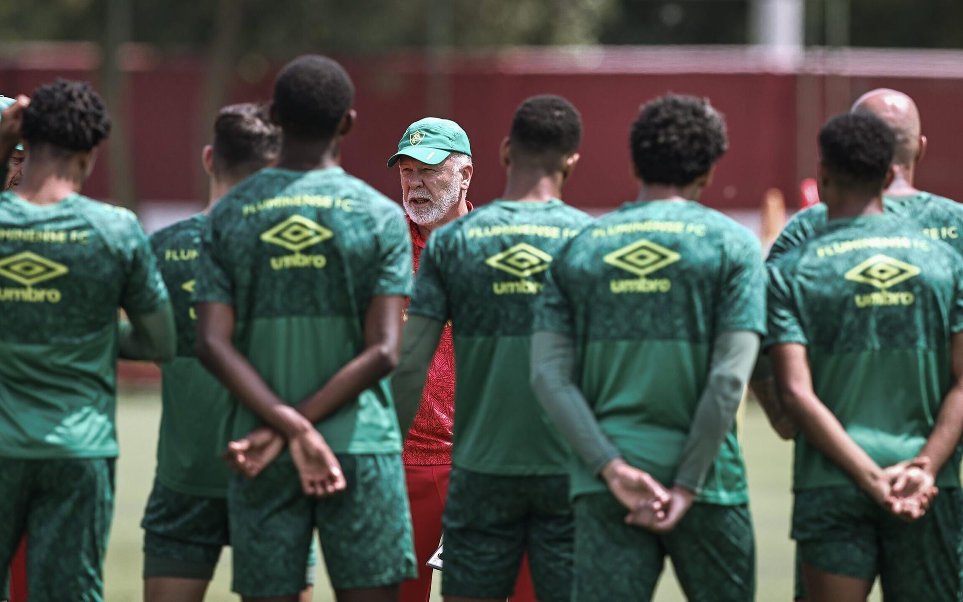 Mano-Menezes-conversa-com-elenco-do-Fluminense-na-semana-do-jogo-contra-o-Fortaleza-scaled-aspect-ratio-512-320