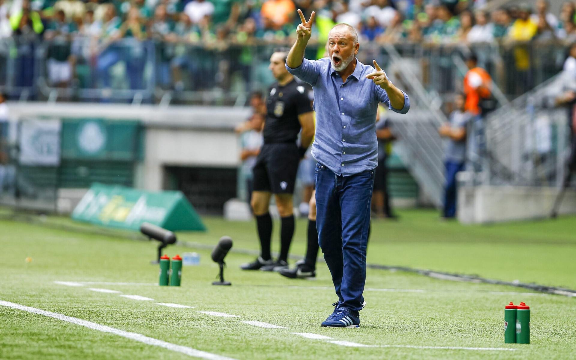 Mano-Menezes-da-instrucoes-para-jogadores-do-Fluminense-durante-jogo-contra-o-Palmeiras-scaled-aspect-ratio-512-320