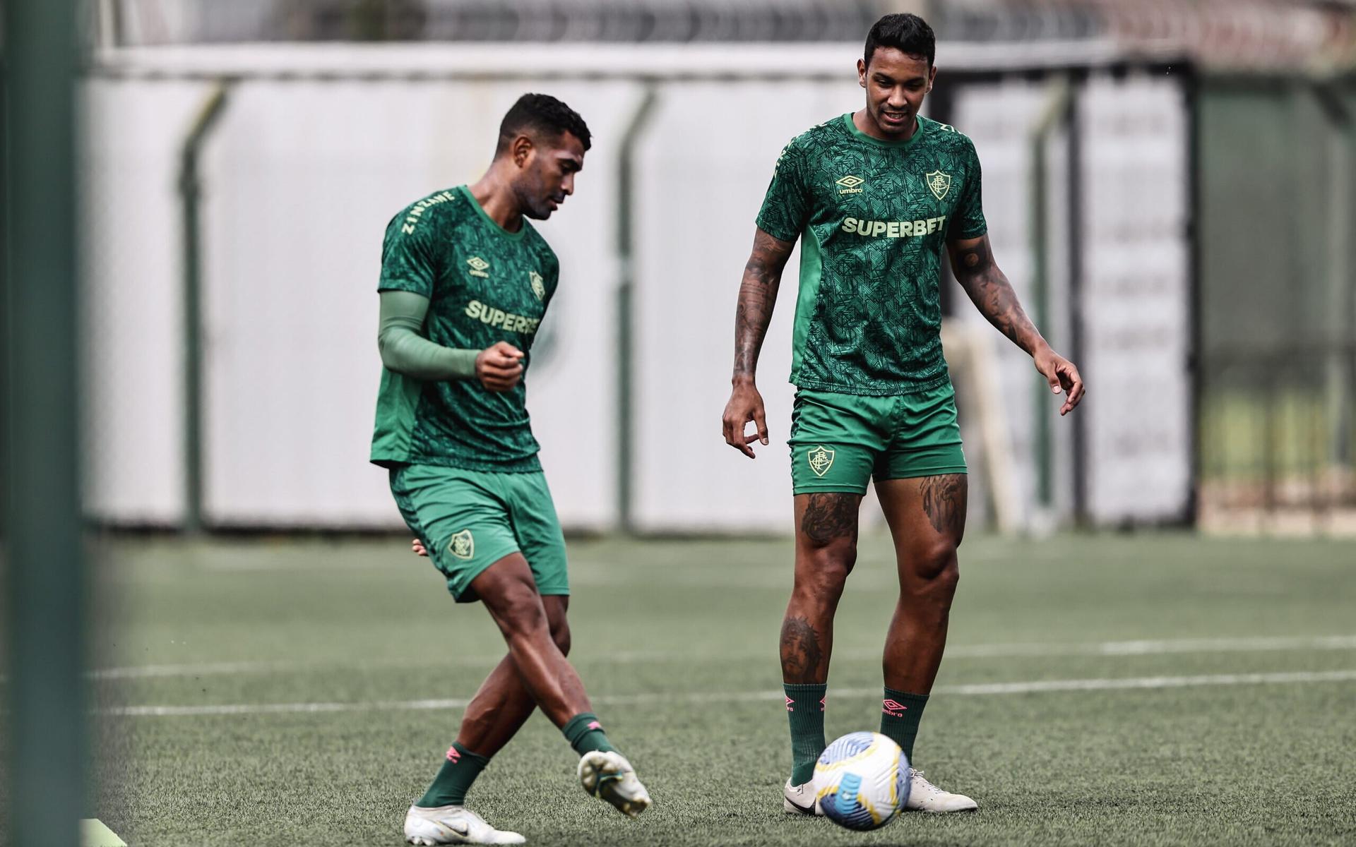 Thiago-Santos-em-treino-do-Fluminense-ao-lado-de-Antonio-Carlos-scaled-aspect-ratio-512-320