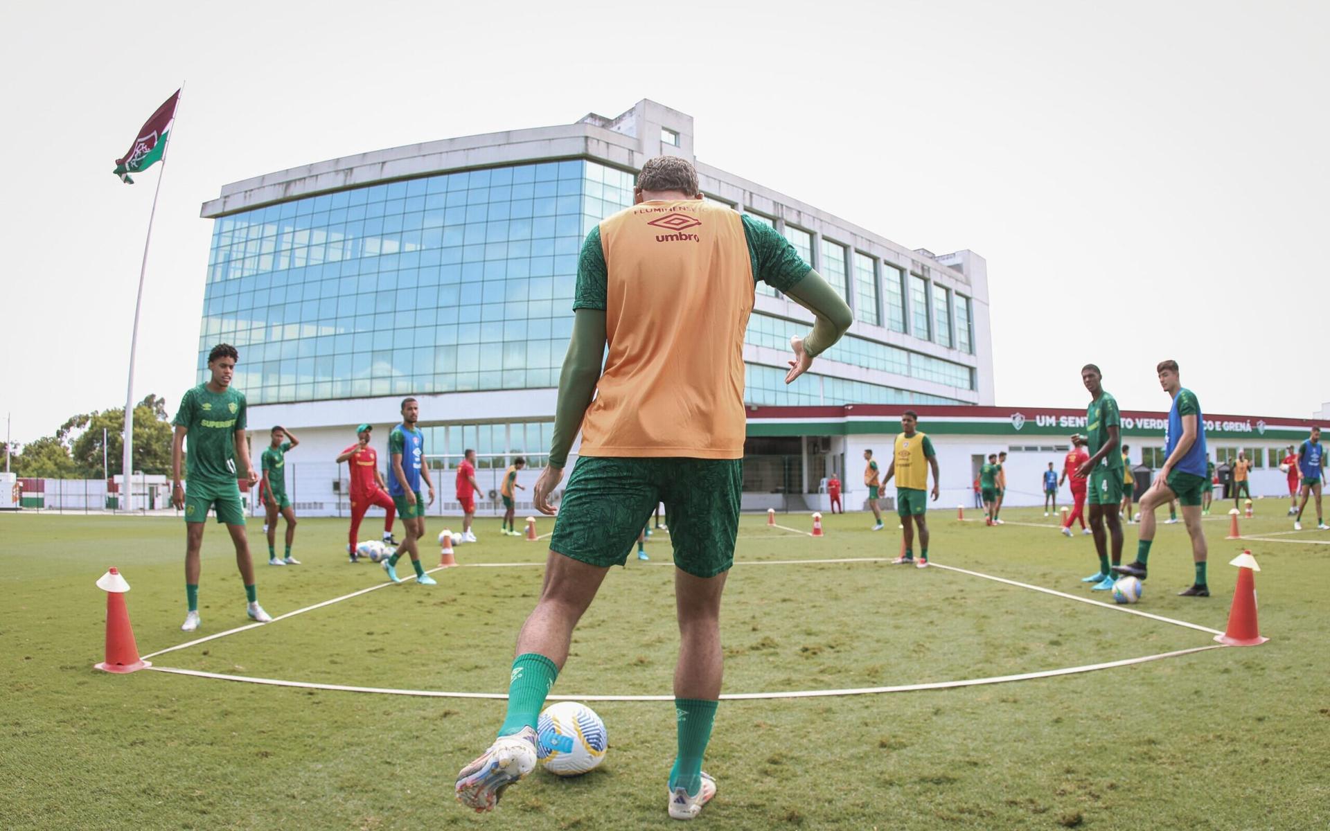 Treino-do-Fluminense-no-CT-Carlos-Castilho-local-em-que-o-clube-fara-pre-temporada-em-2025-scaled-aspect-ratio-512-320