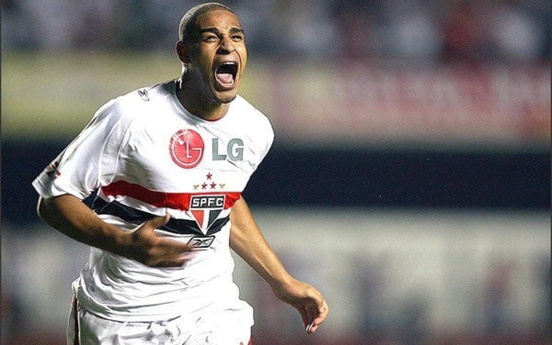 Adriano Imperador comemora gol com a camisa do São Paulo no Morumbi