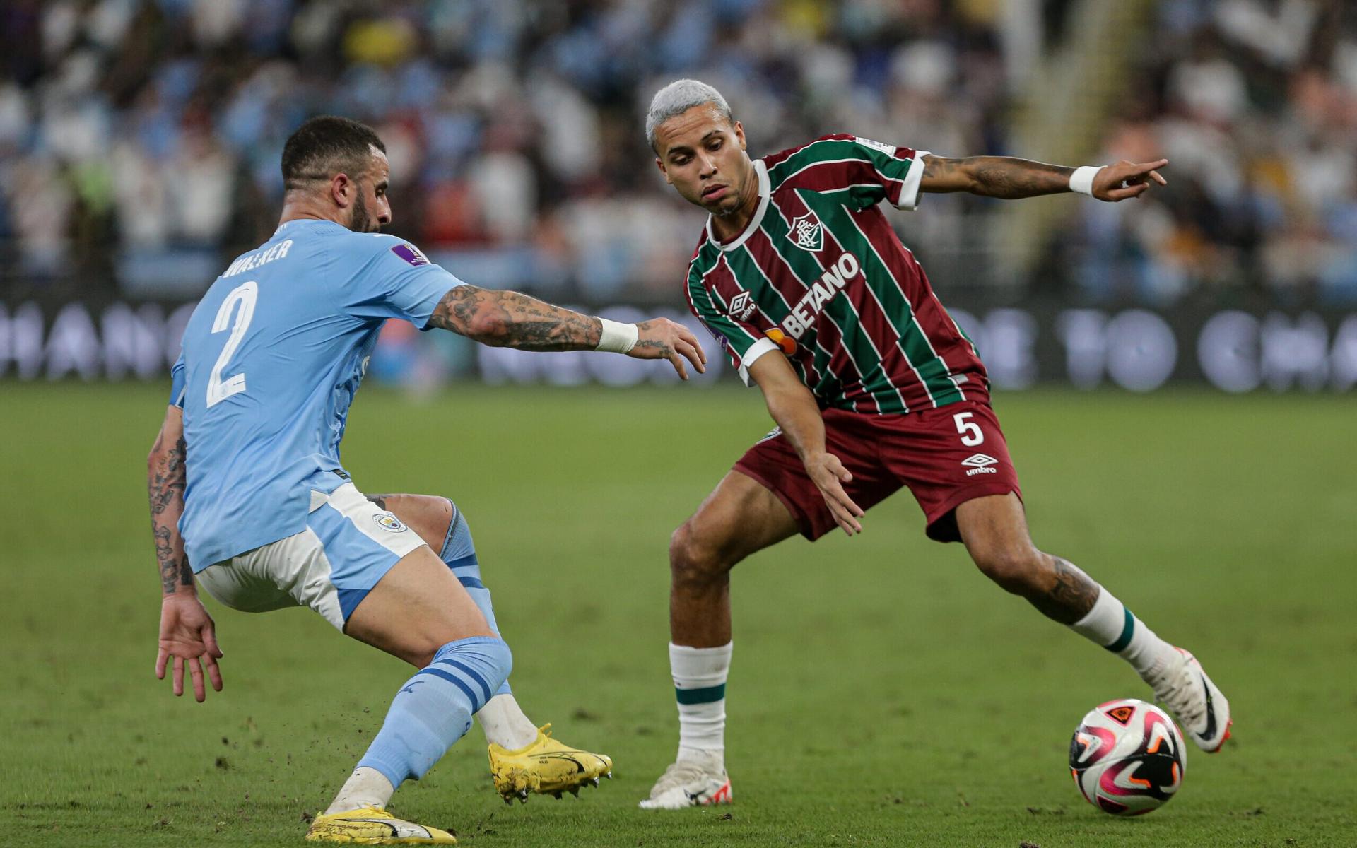 Alexsander-em-disputa-com-Kyle-Walker-na-partida-entre-Fluminense-e-Manchester-City-pelo-Mundial-de-Clubes-de-2023-scaled-aspect-ratio-512-320