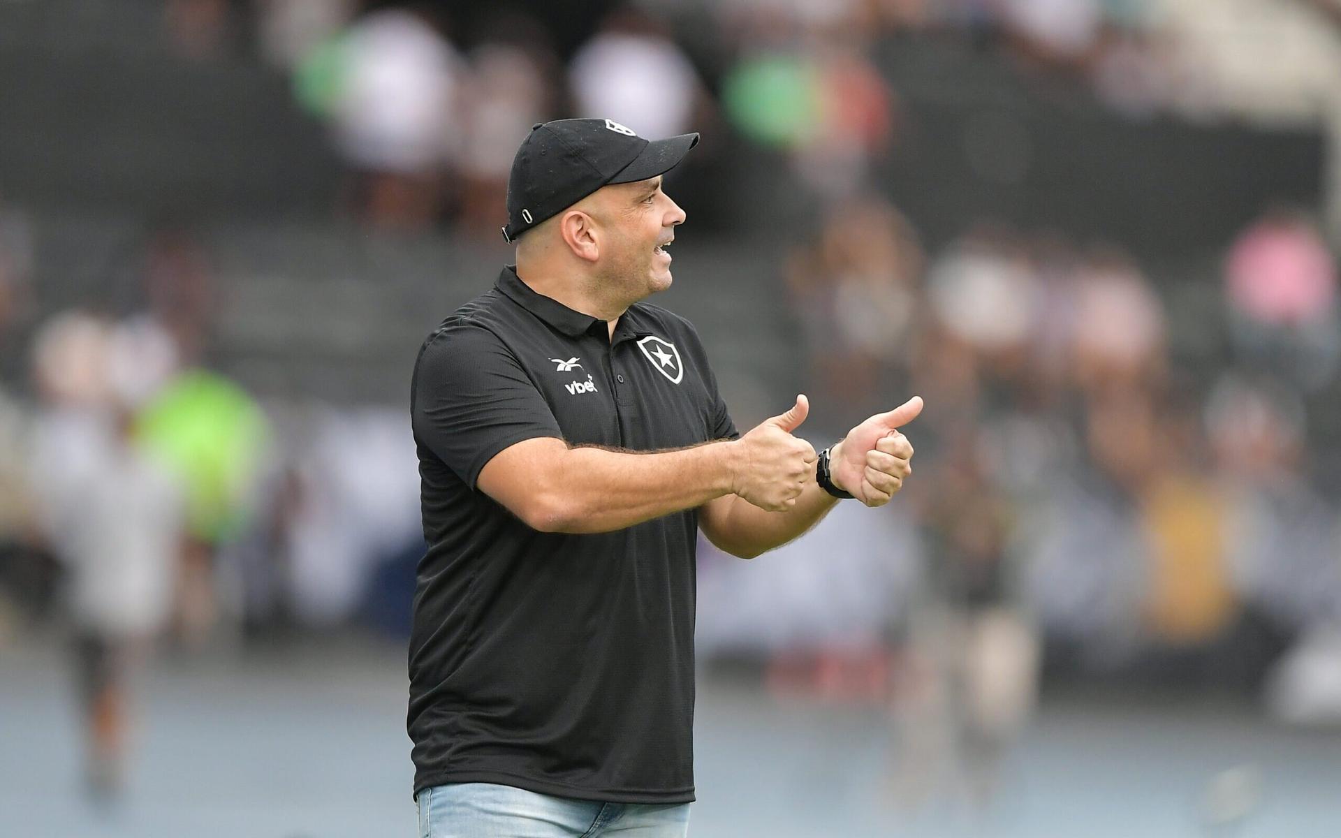 Carlos-Leiria-faz-sinal-de-positivo-durante-jogo-entre-Botafogo-e-Marica-pelo-Campeonato-Carioca-scaled-aspect-ratio-512-320