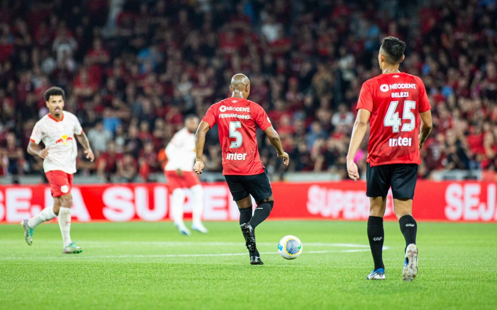 Fernandinho-em-seu-ultimo-jogo-pelo-Athletico-PR-na-Arena-da-Baixada-diante-do-RB-Bragantino-aspect-ratio-512-320