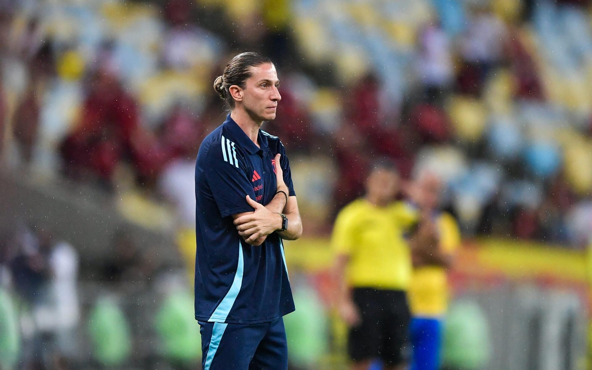 Filipe-Luis-observa-jogo-entre-Flamengo-e-Sampaio-Correa-pelo-Campeonato-Carioca-scaled-aspect-ratio-512-320