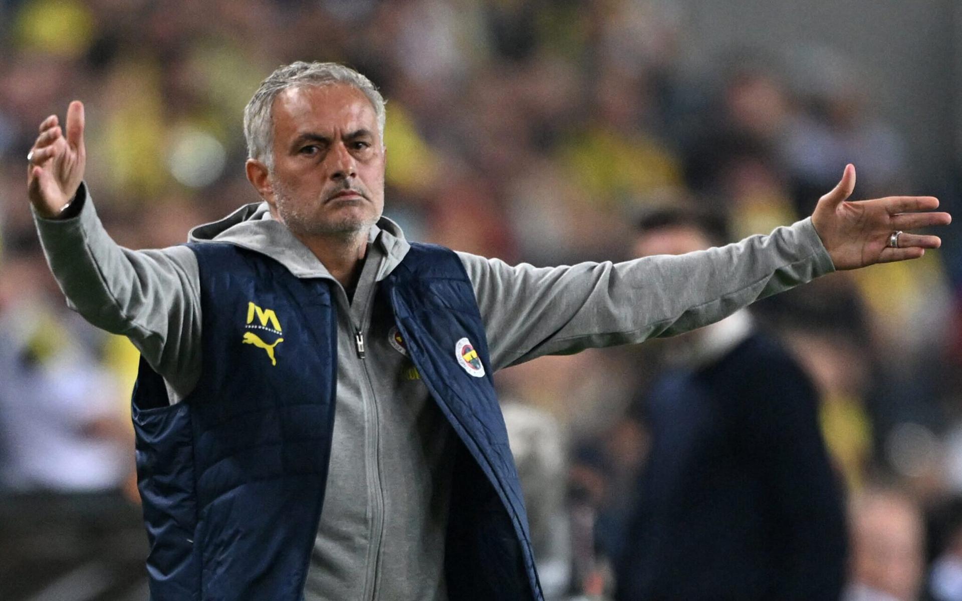 Jose-Mourinho-Fenerbahce-3-scaled-aspect-ratio-512-320