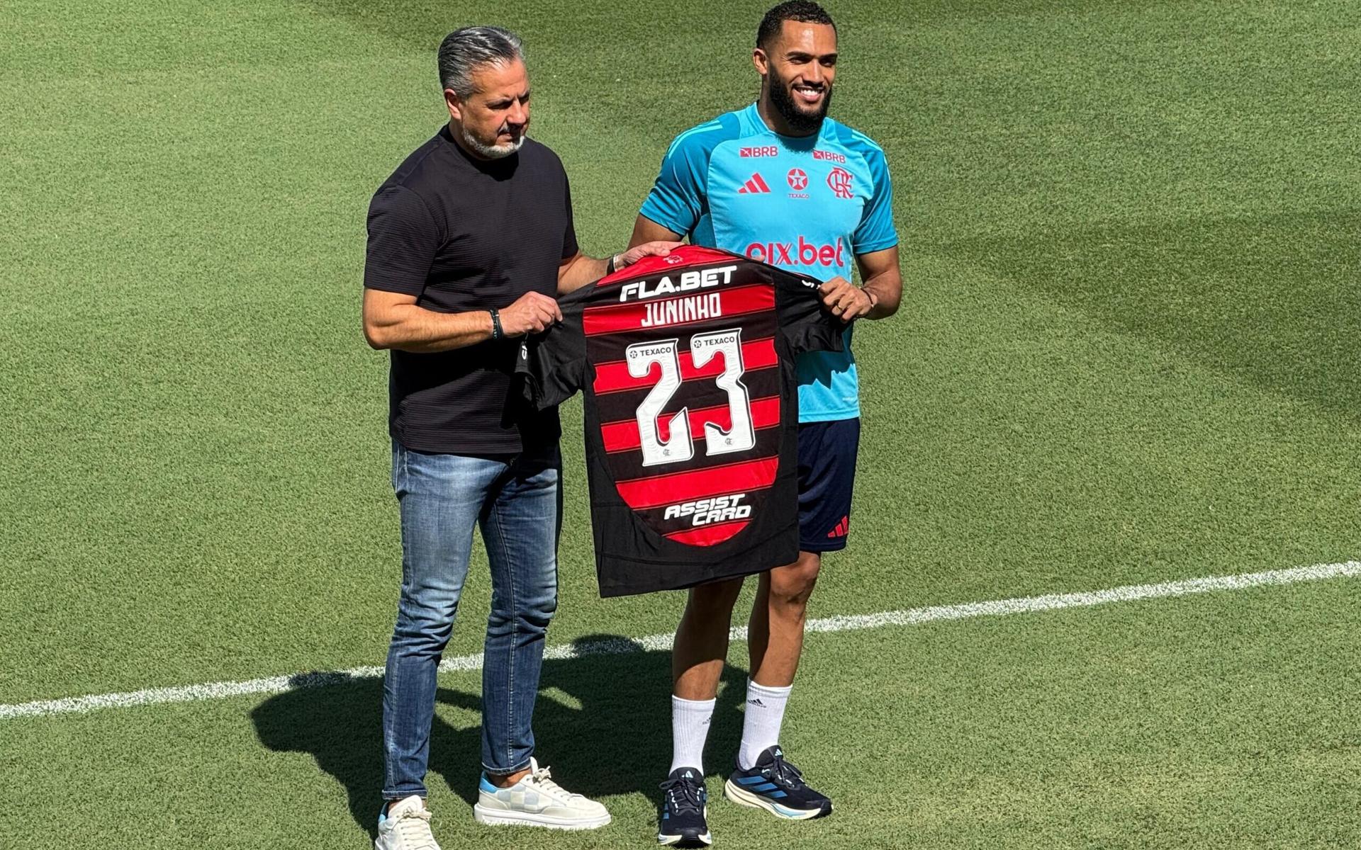 Juninho-recebe-camisa-do-Flamengo-ao-lado-de-Jose-Boto-scaled-aspect-ratio-512-320