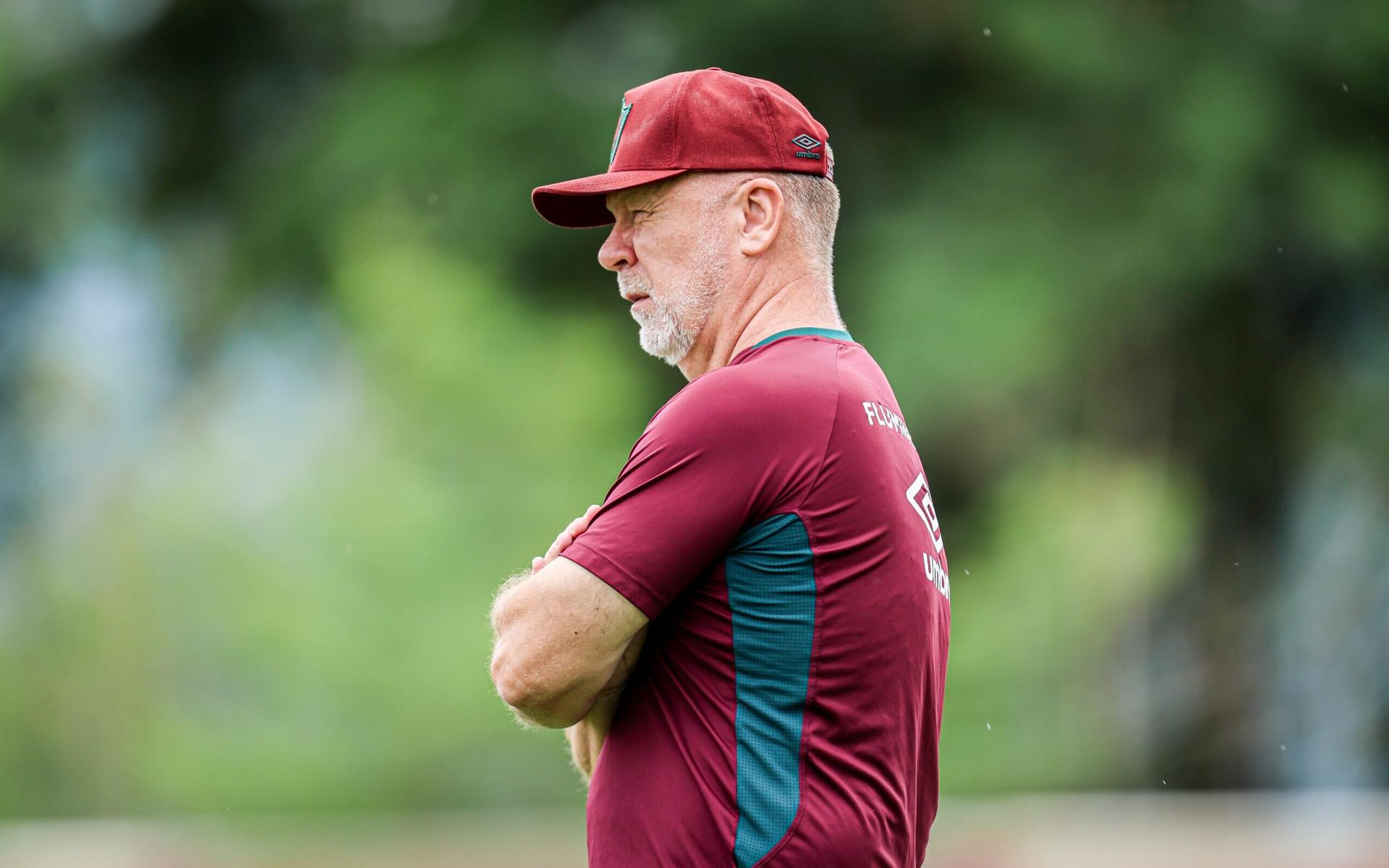 Mano-Menezes-observa-treino-do-Fluminense-antes-de-classico-contra-o-Botafogo-pelo-Campeonato-Carioca-scaled-aspect-ratio-512-320