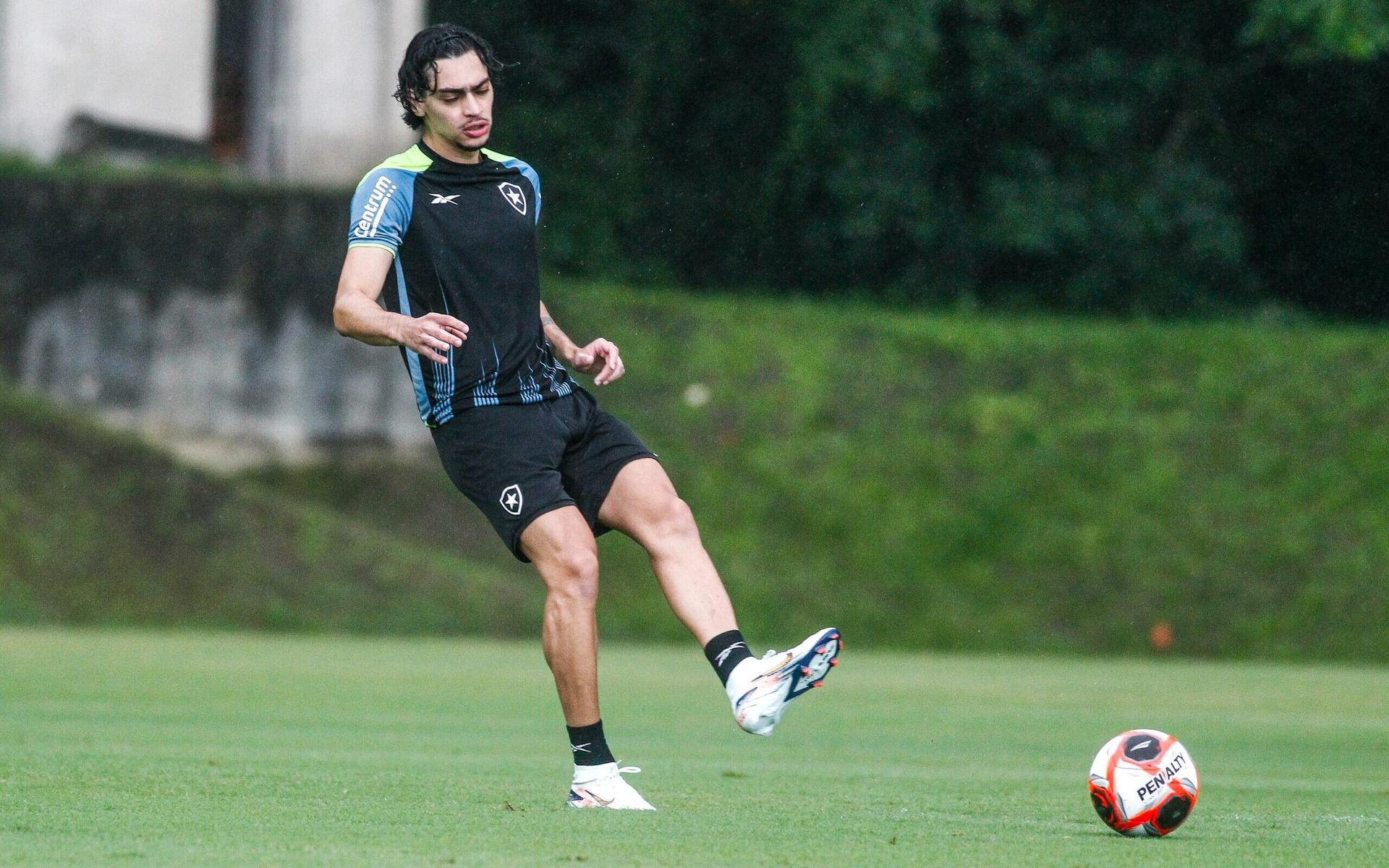 Matheus-Nascimento-em-acao-no-treino-do-Botafogo-visando-a-estreia-do-Campeonato-Carioca-scaled-aspect-ratio-512-320