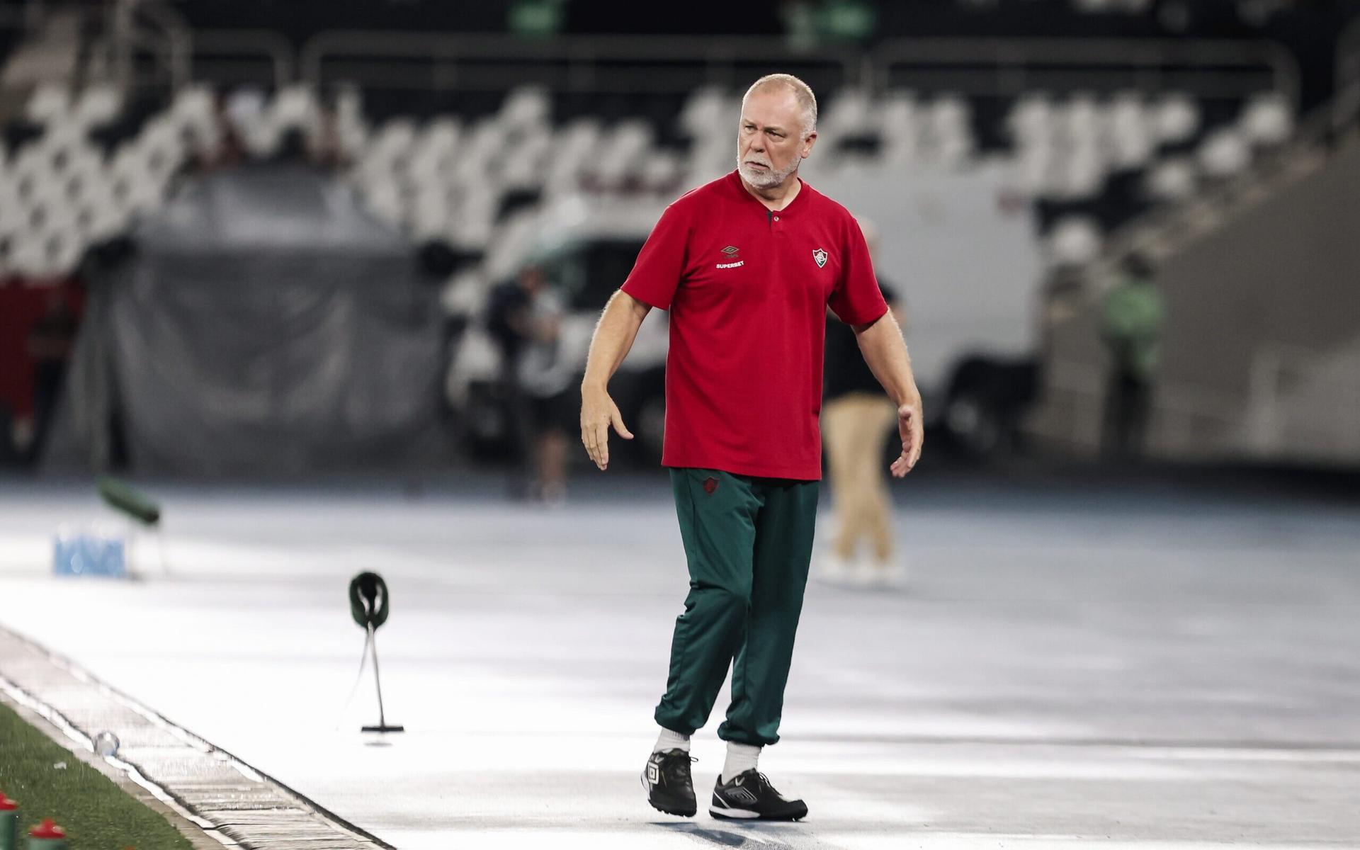 Tecnico-do-Fluminense-Mano-Menezes-reage-durante-derrota-para-o-Botafogo-pelo-Campeonato-Carioca-scaled-aspect-ratio-512-320