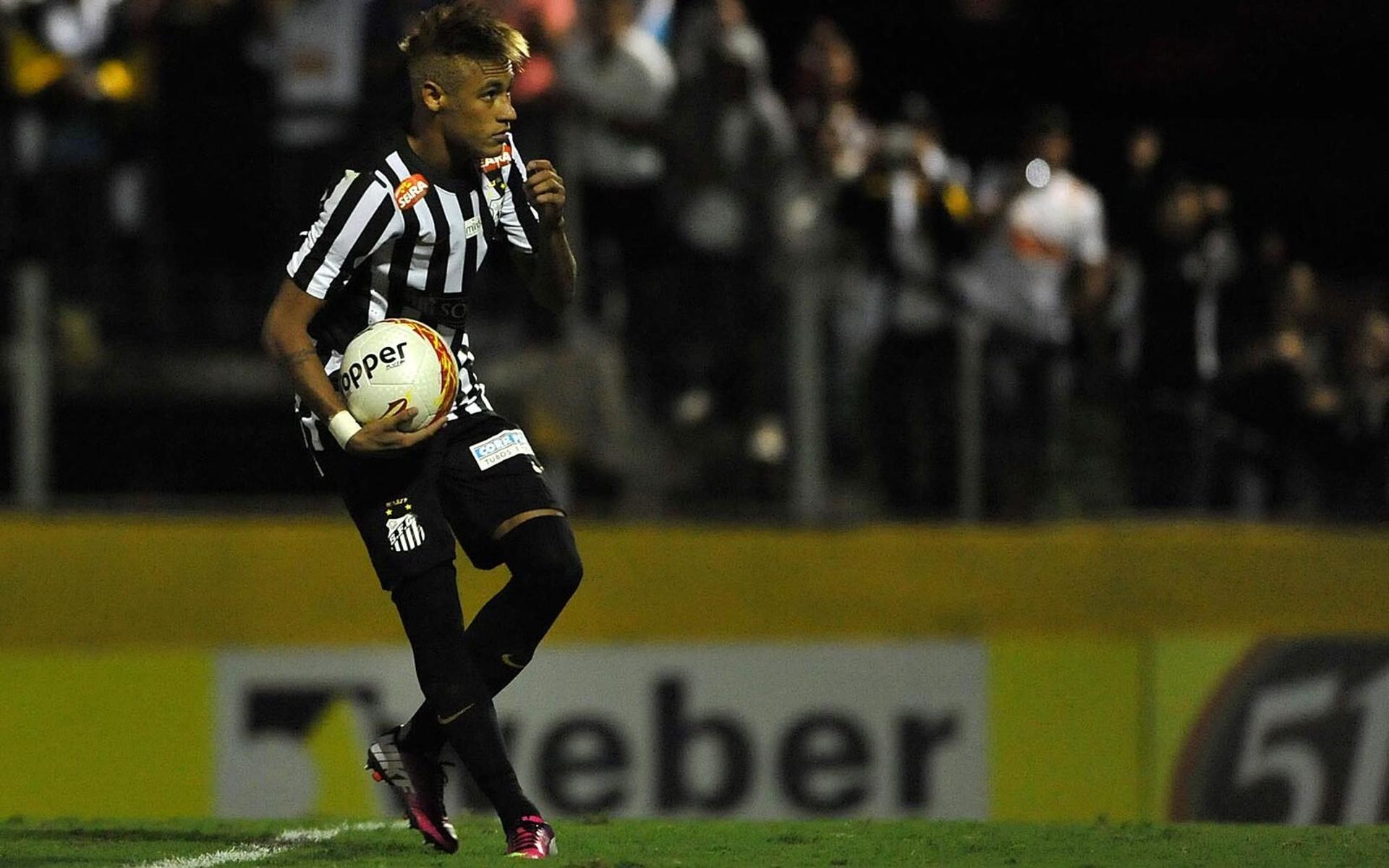 Neymar conquista o tricampeonato Paulista em 2012 pelo Santos igualando marca de Pelé. (Foto: Ivan Storti/ SantosFC)