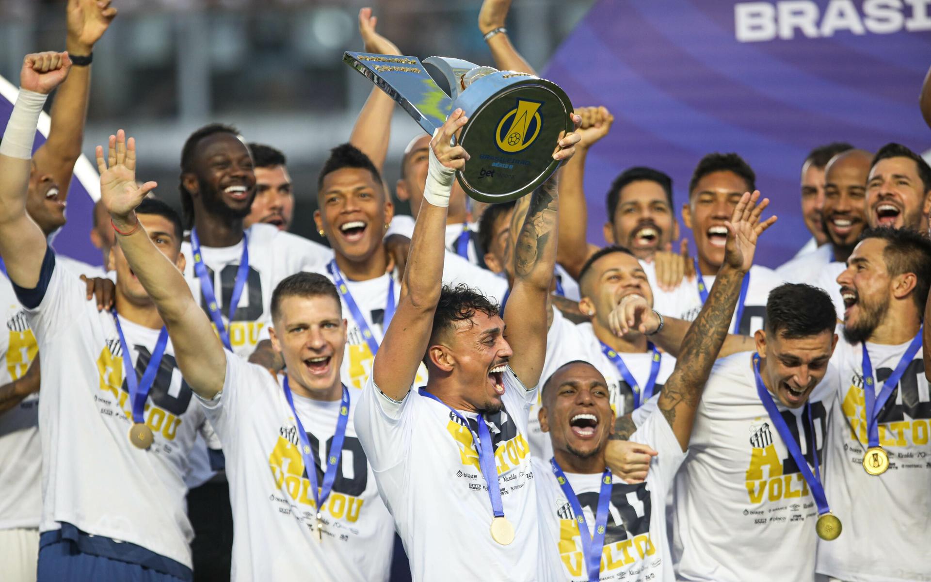 O Santos recebeu o troféu de campeão da Série B de 2024 no duelo contra o CRB na Vila Belmiro (Foto: Reinaldo Campos/AGIF)