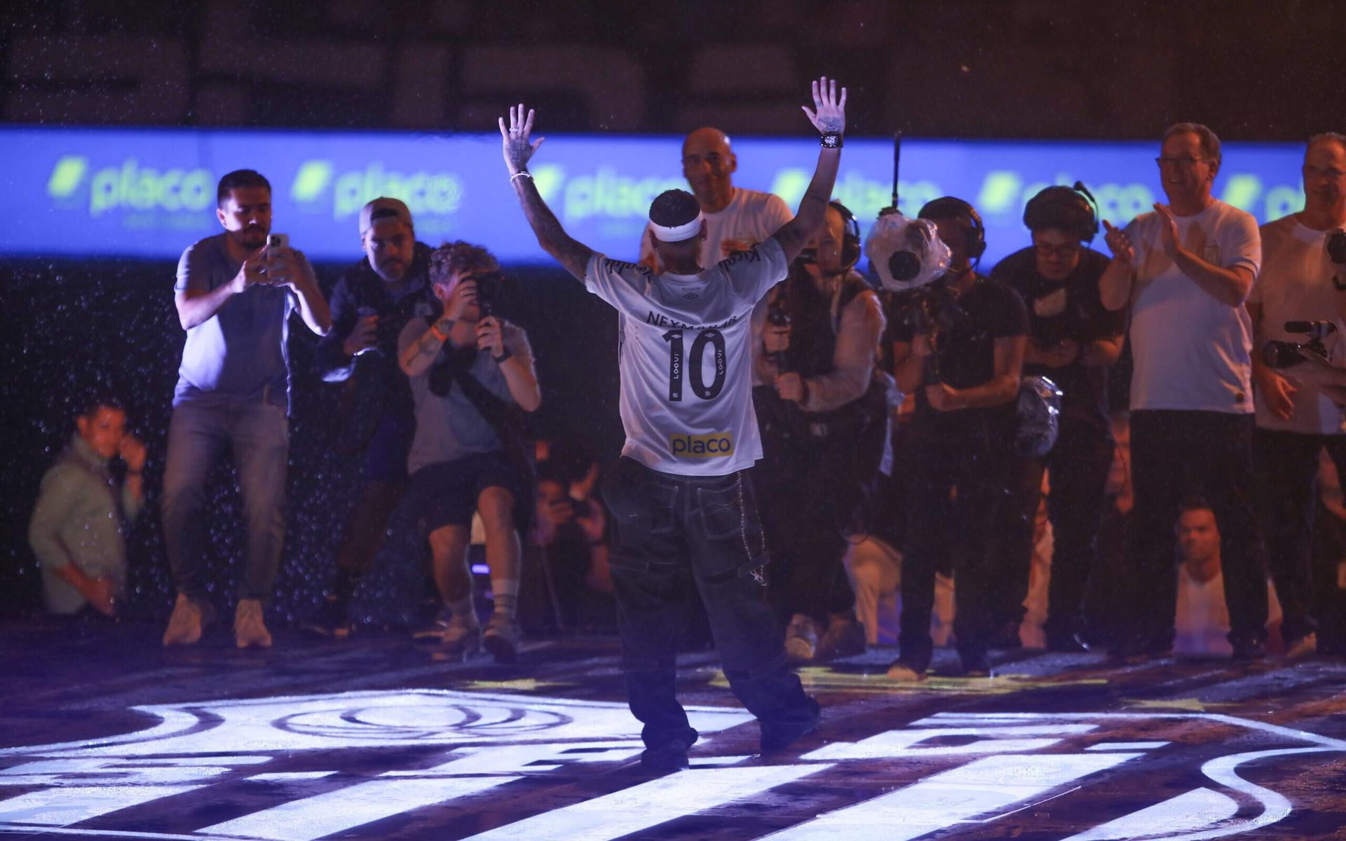 Durante apresentação de Neymar na Vila Belmiro, o jogador elogiou a torcida santista: 'a mais maravilhosa desse mundo'. (Foto: Reinaldo Campos/AGIF)