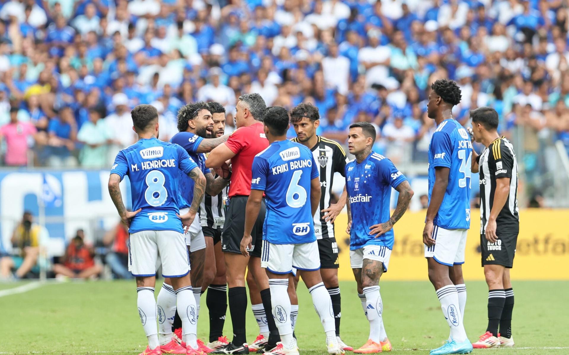 Arbitragem-no-classico-entre-Cruzeiro-e-Atletico-MG-gerou-descontentamento-de-dirigentes-da-Raposa-scaled-aspect-ratio-512-320