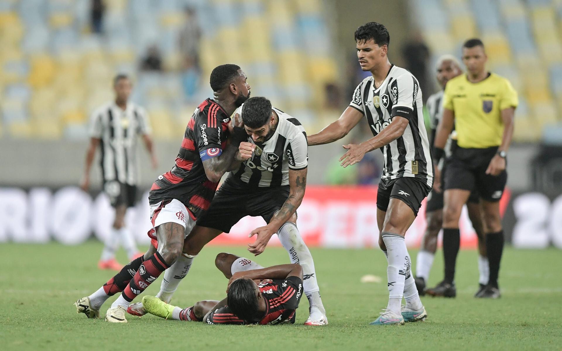 Barboza-e-empurrado-por-Gerson-apos-derrubar-Bruno-Henrique-no-gramado-apos-o-classico-entre-Flamengo-e-Botafogo-scaled-aspect-ratio-512-320