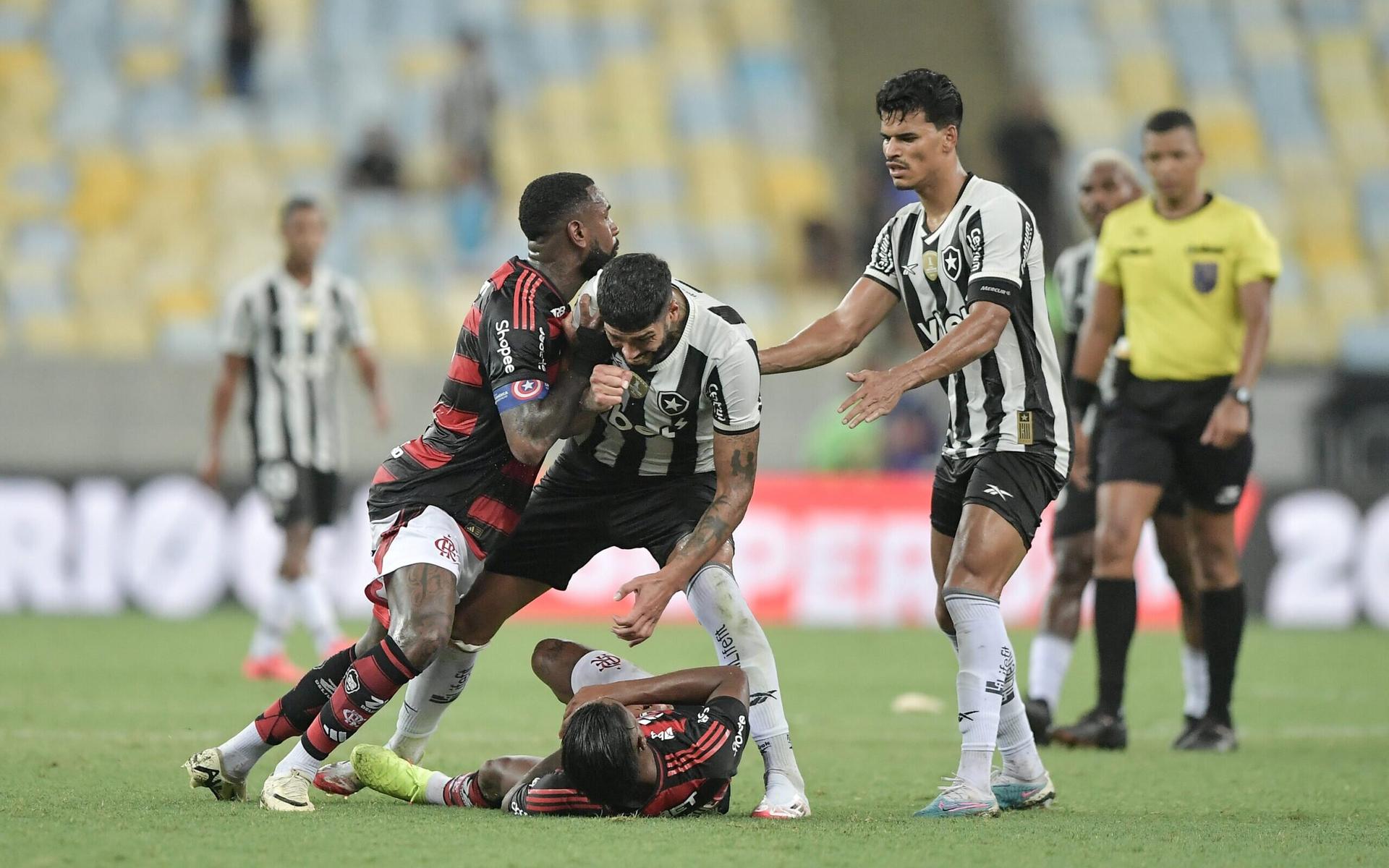 Barboza-e-empurrado-por-Gerson-apos-derrubar-Bruno-Henrique-no-gramado-apos-o-classico-entre-Flamengo-e-Botafogo-scaled-aspect-ratio-512-320