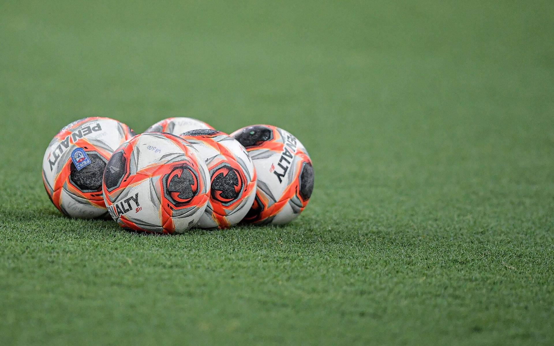 Bolas-do-Campeonato-Carioca-no-gramado-do-Maracana-scaled-aspect-ratio-512-320