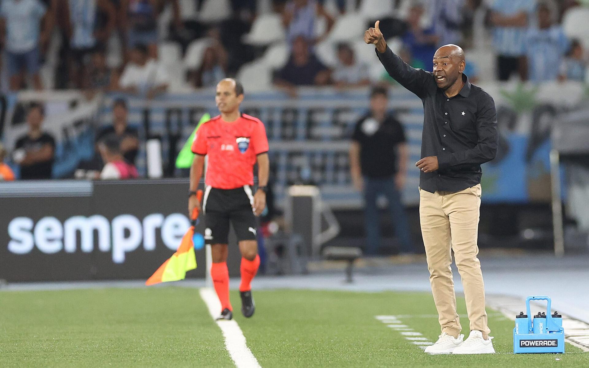 Cacapa-da-instrucao-aos-jogadores-do-Botafogo-durante-duelo-contra-o-Racing-na-Recopa-scaled-aspect-ratio-512-320