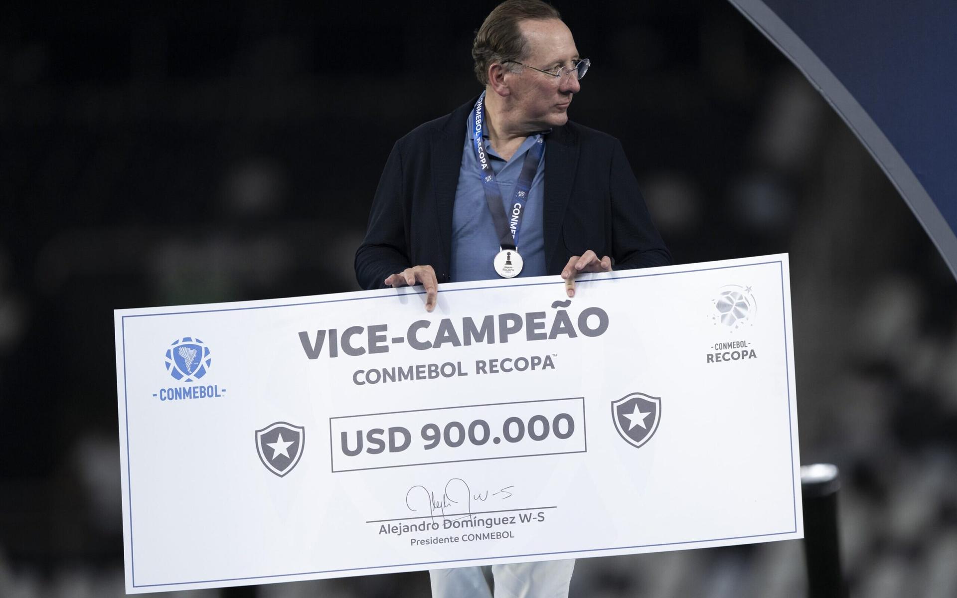 Dono-do-Botafogo-Textor-recebe-cheque-com-valor-pelo-vice-campeonato-da-Recopa-scaled-aspect-ratio-512-320