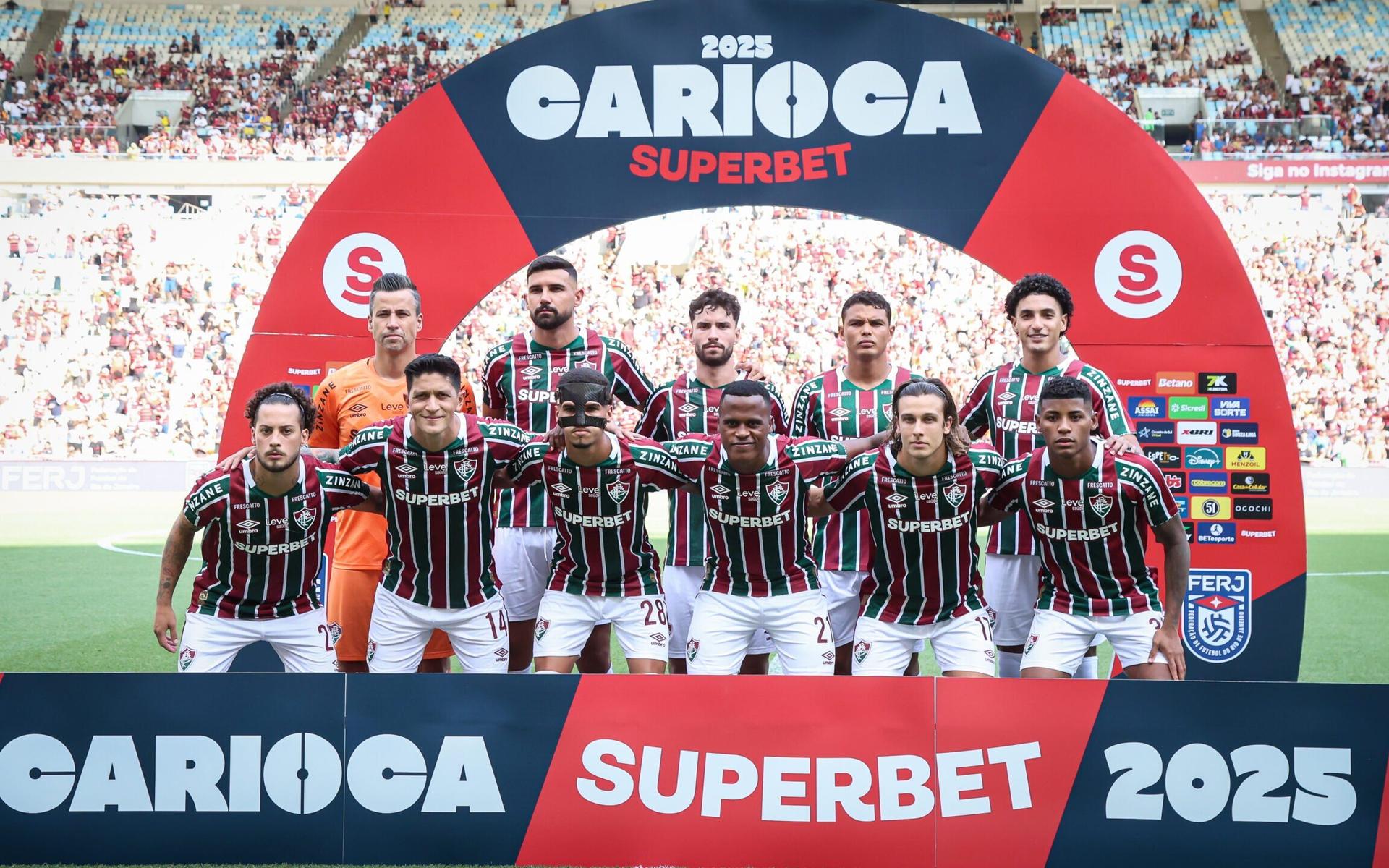 Elenco-do-Fluminense-perfilado-antes-de-jogo-contra-o-Flamengo-pelo-Campeonato-Carioca-scaled-aspect-ratio-512-320