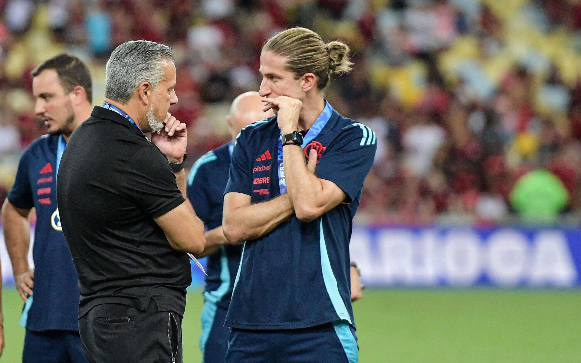 Filipe-Luis-conversa-com-Jose-Boto-apos-titulo-do-Flamengo-na-Taca-Guanabara-scaled-aspect-ratio-512-320