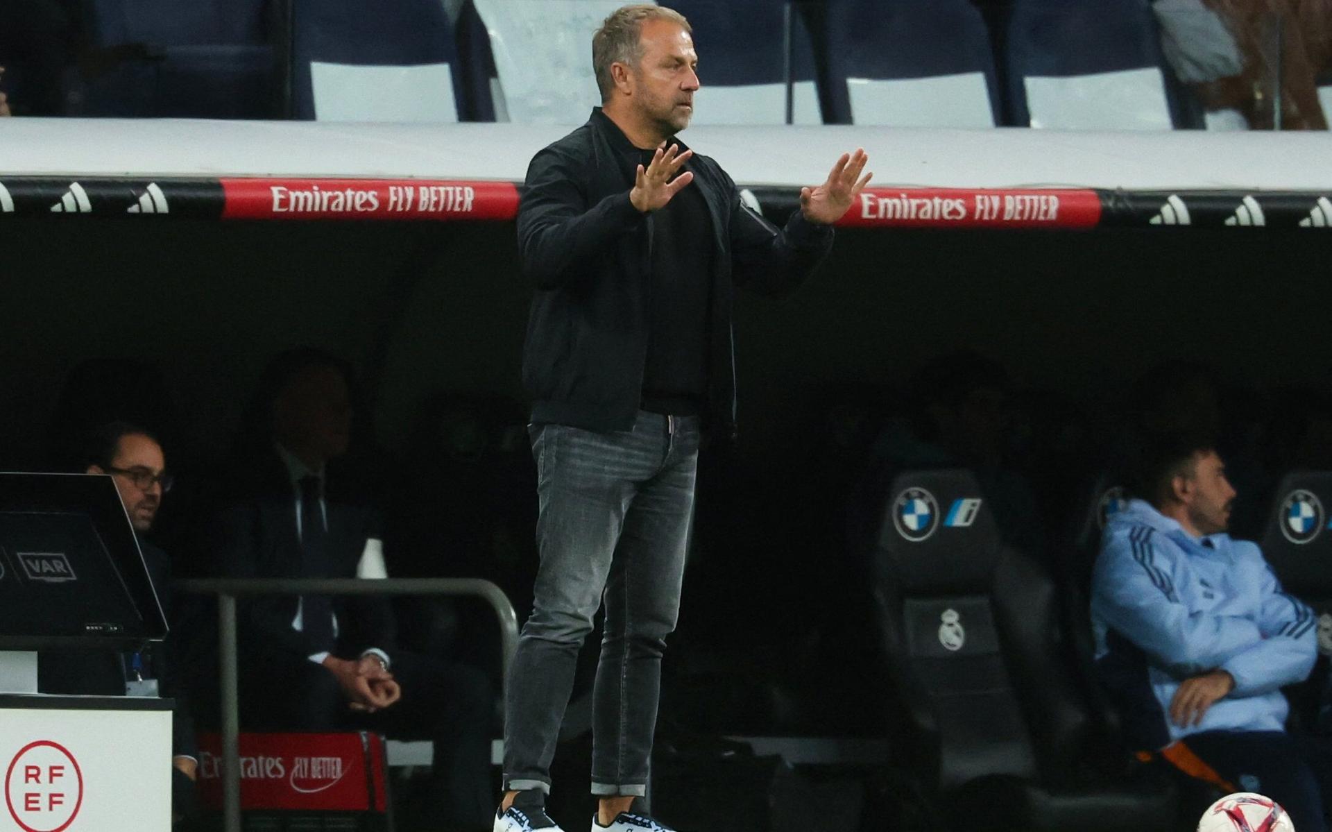 Hansi Flick conceceu coletiva de imprensa antes do jogo contra o Atletico de Madrid (Foto: Pierre-Philippe Marcou/AFP)