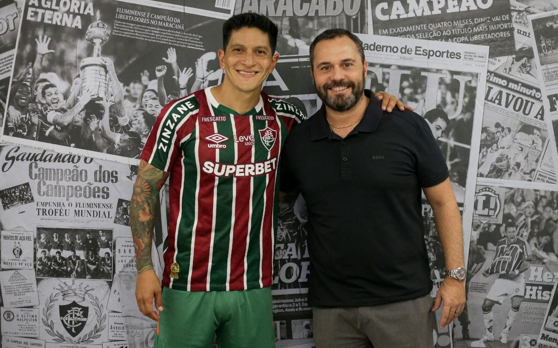 Idolo-do-Fluminense-German-Cano-ao-lado-do-presidente-Mario-Bittencourt-aspect-ratio-512-320