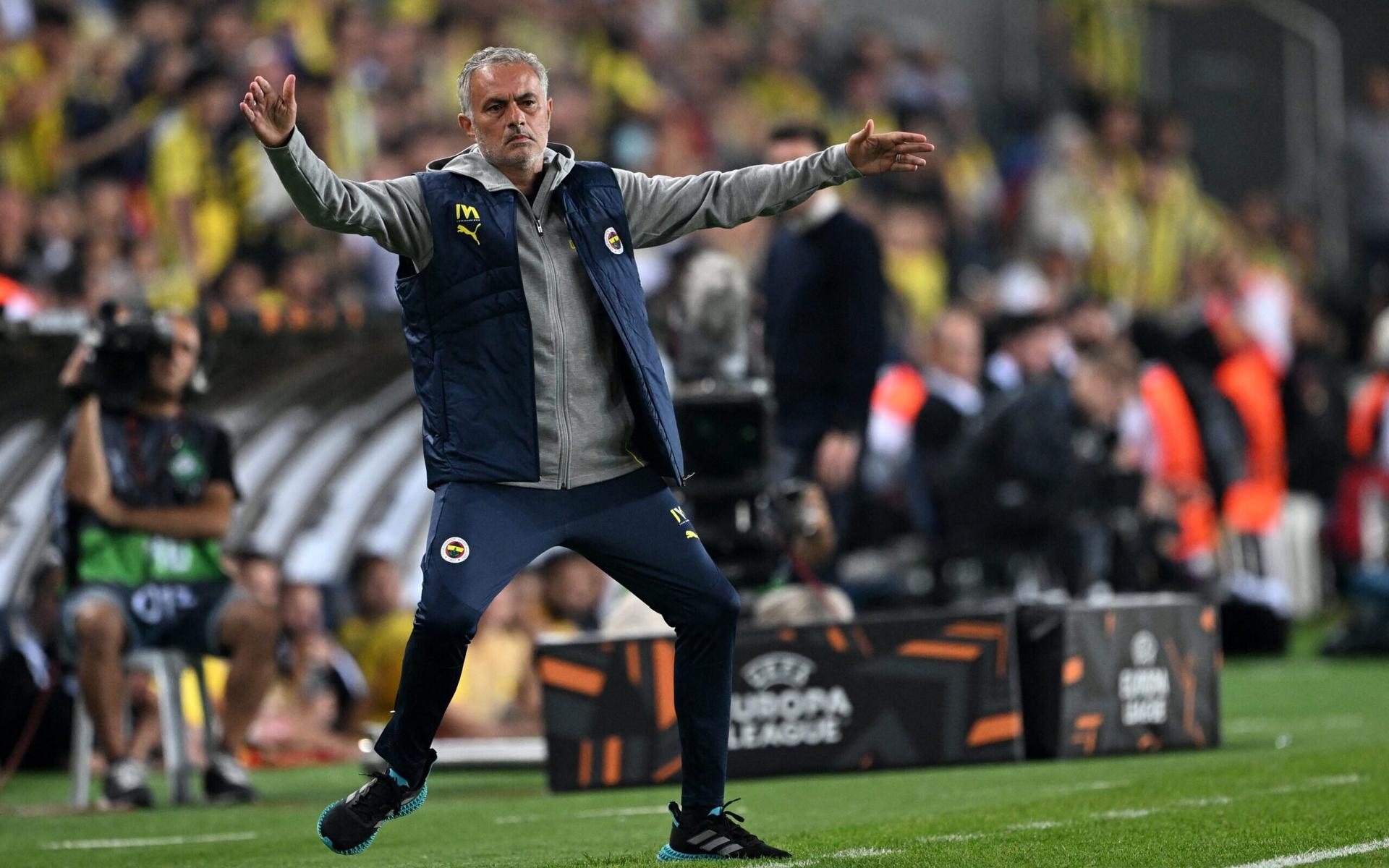 Jose-Mourinho-Fenerbahce-4-scaled-aspect-ratio-512-320