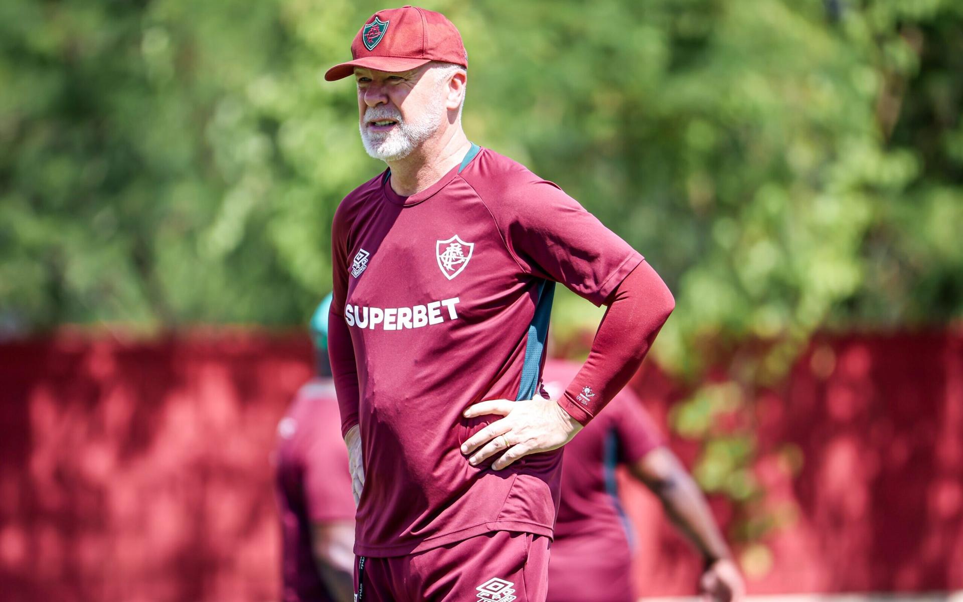 Mano-Menezes-observa-treino-do-Fluminense-no-CT-Carlos-Castilho-scaled-aspect-ratio-512-320