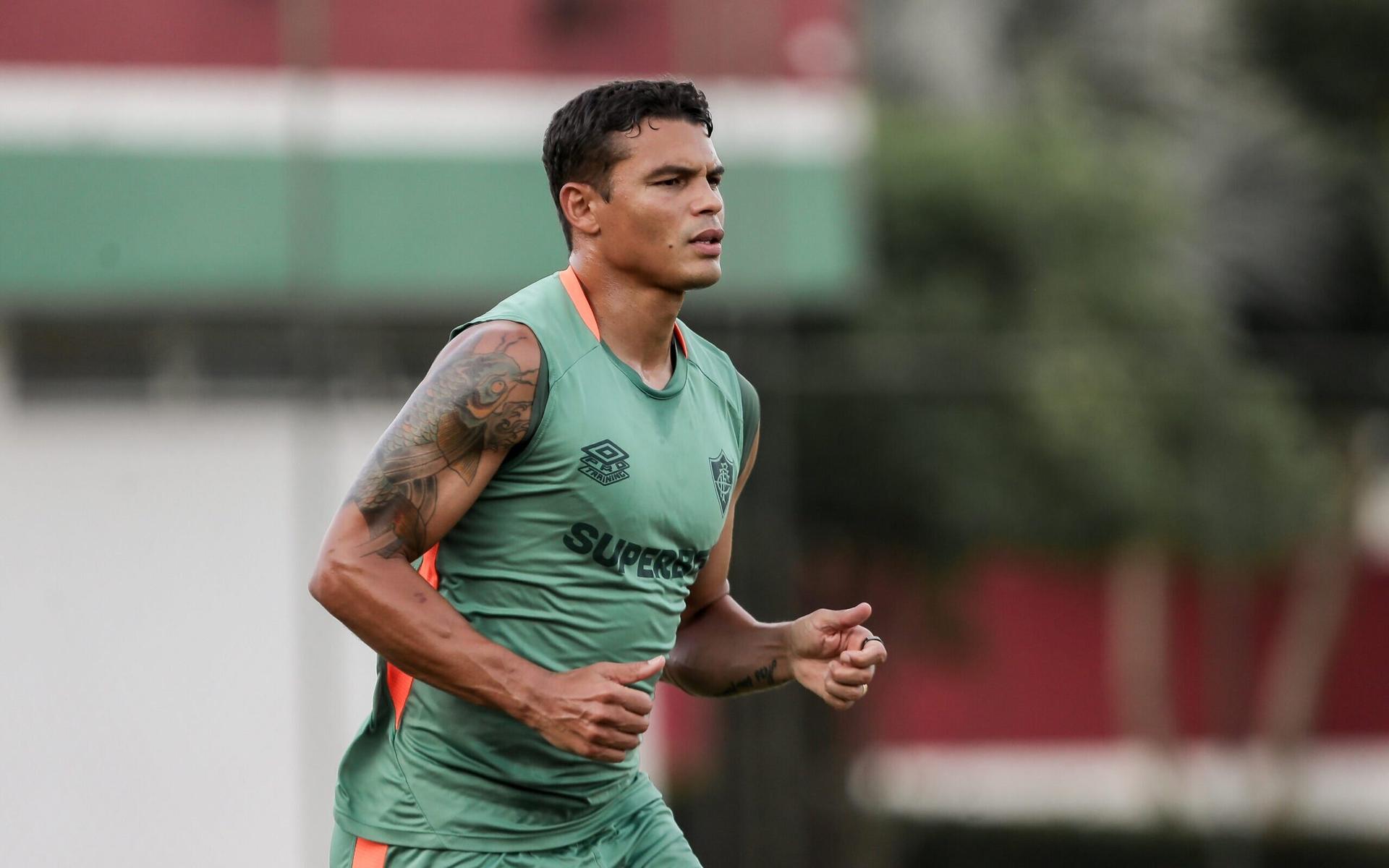 Thiago-Silva-treinou-no-campo-do-CT-do-Fluminense-no-periodo-de-transicao-para-voltar-aos-campos-scaled-aspect-ratio-512-320