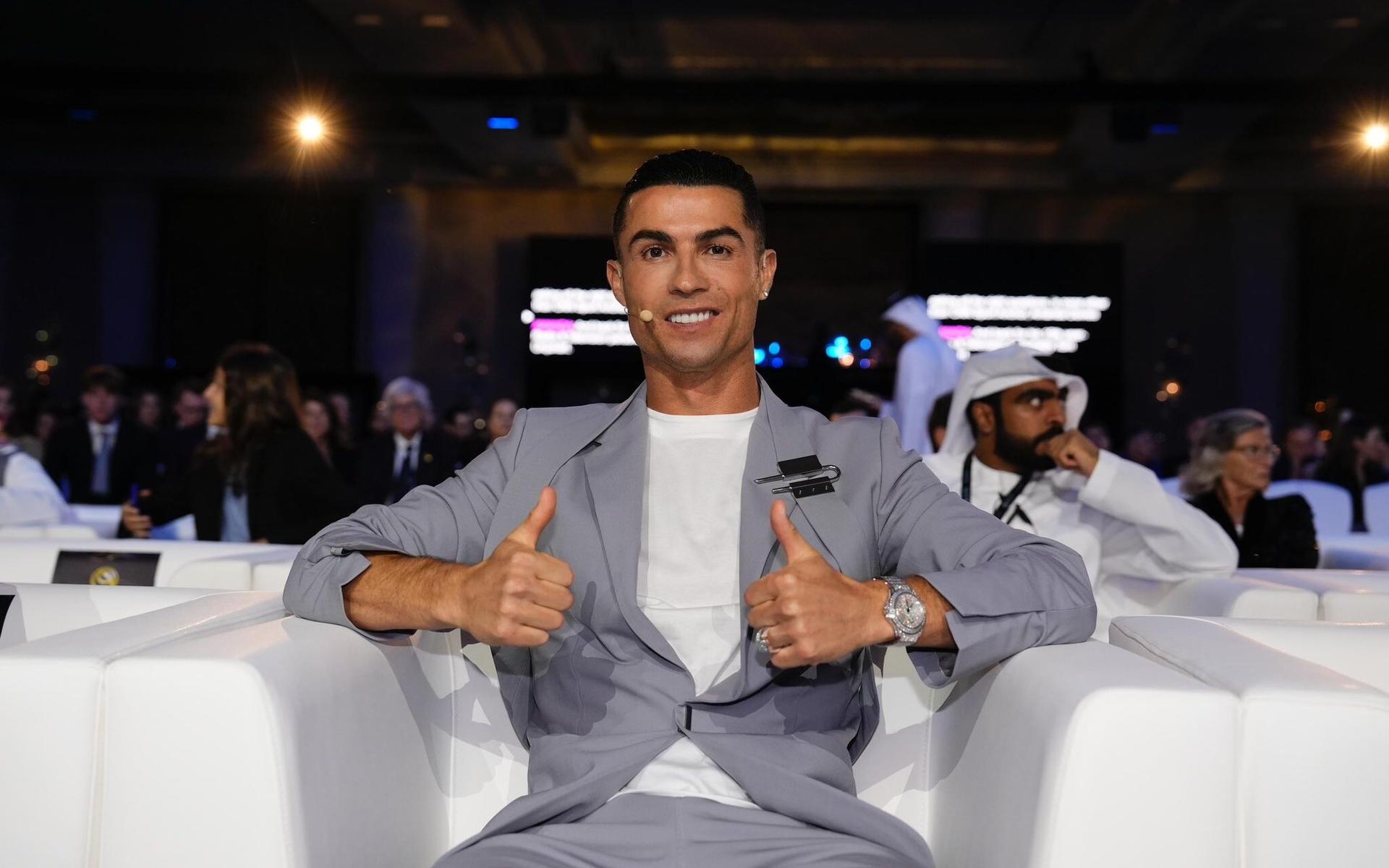 cristiano-ronaldo-globe-soccer-awards-aspect-ratio-512-320