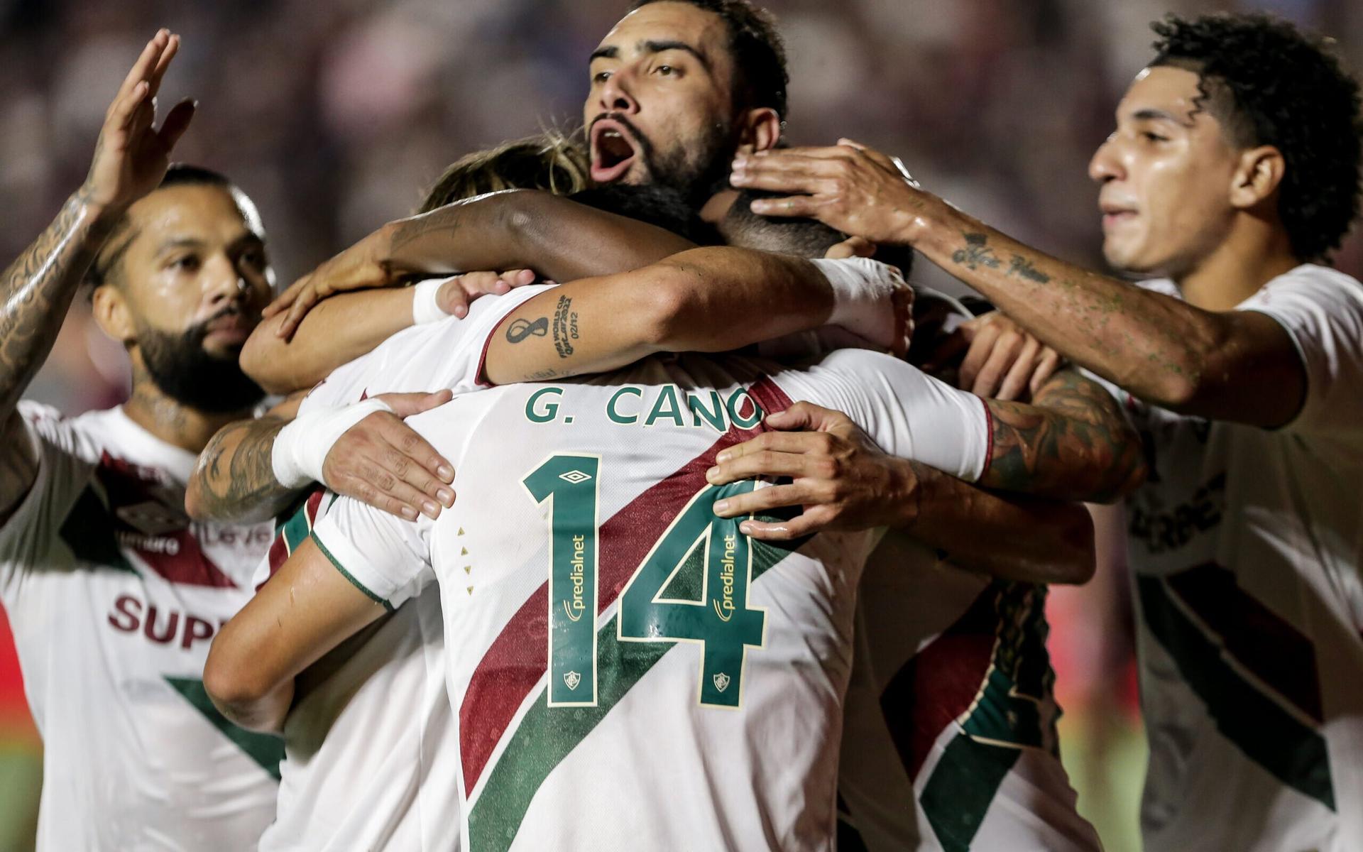 Cano-e-abracado-por-companheiros-na-comemoracao-de-seu-centesimo-gol-pelo-Fluminense-scaled-aspect-ratio-512-320